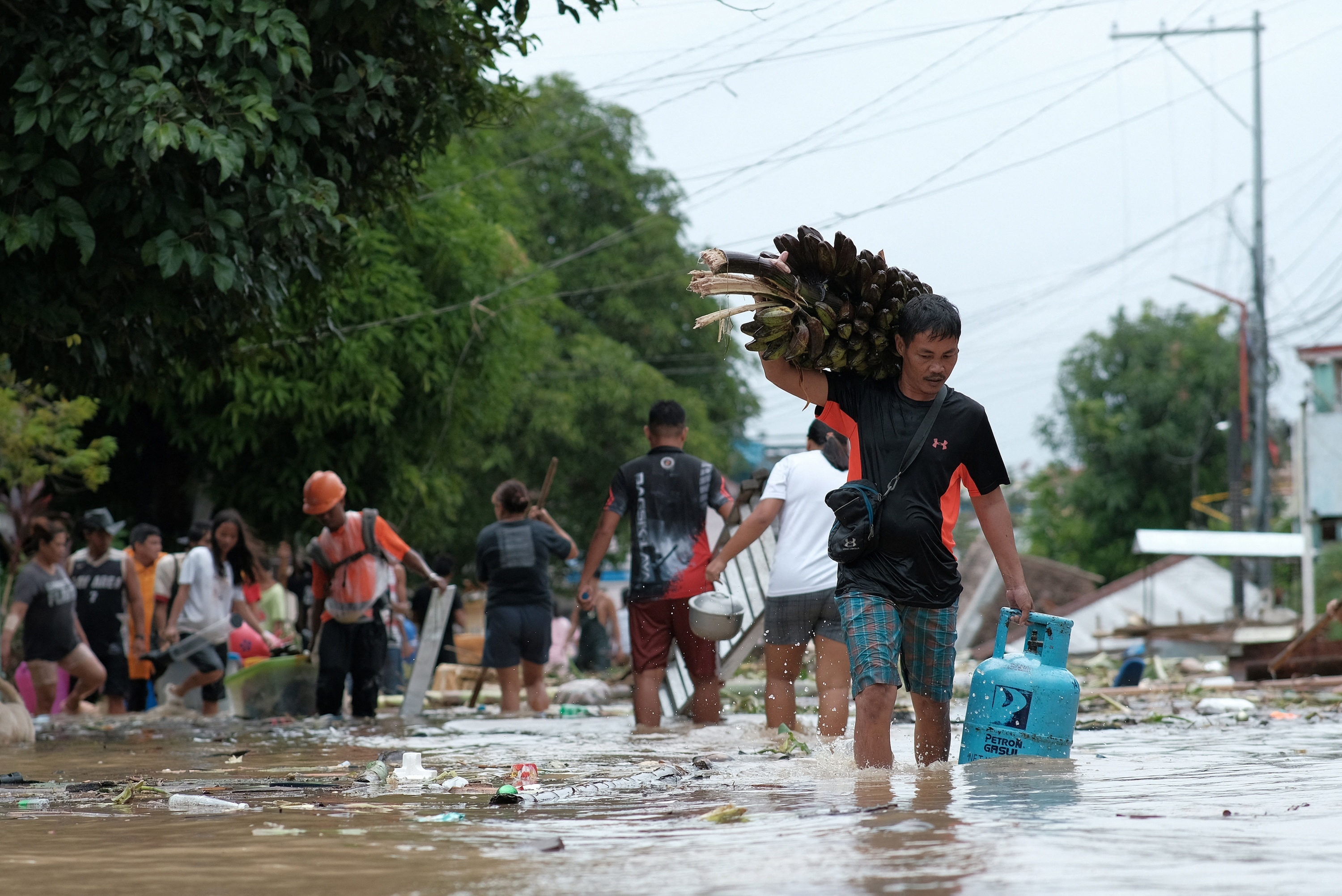 Philippines : 20 morts et des dizaines de milliers de personnes évacuées à cause de la tempête Trami