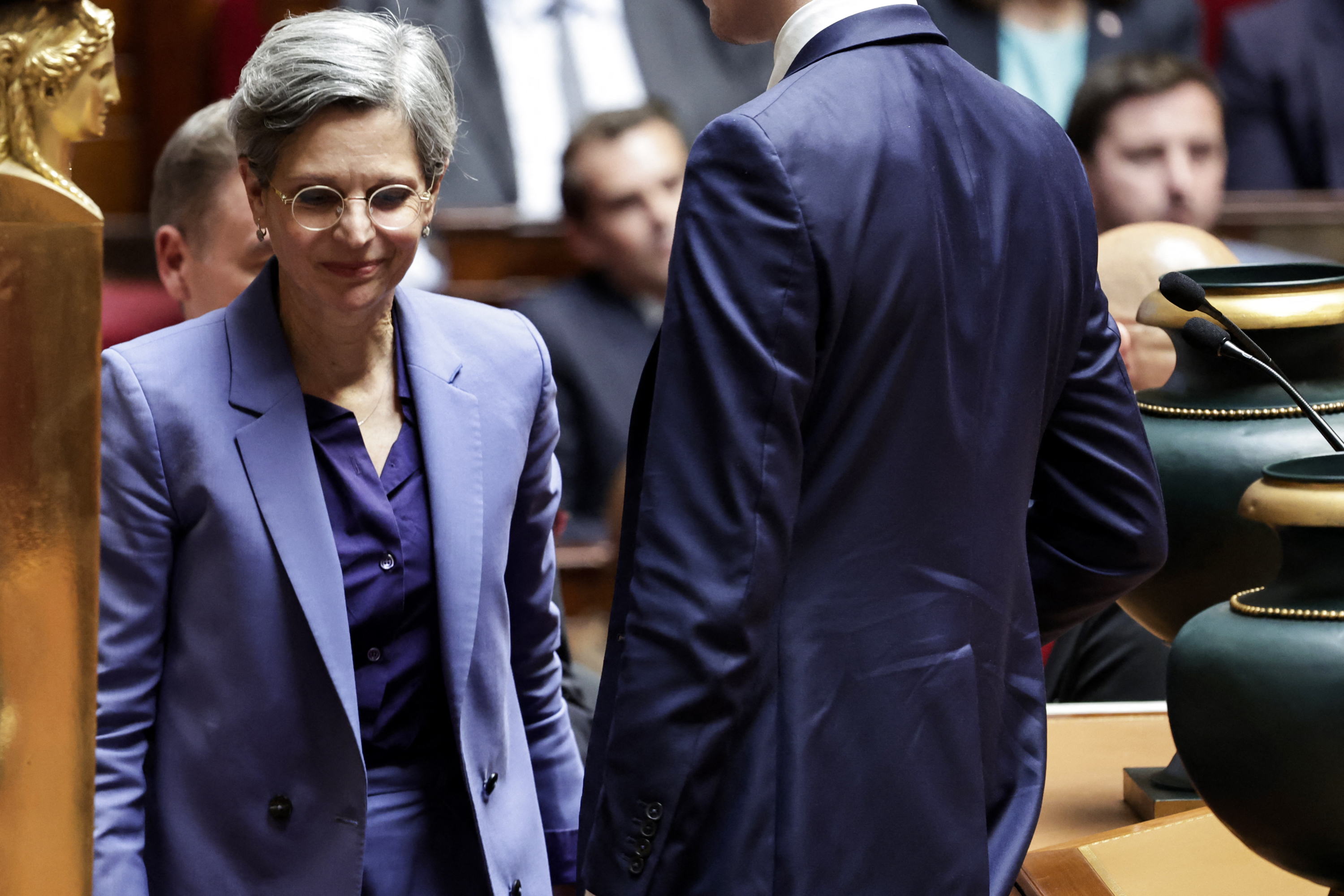 Budget : Sandrine Rousseau esquisse un bras d’honneur en direction des députés RN, avant de s’excuser