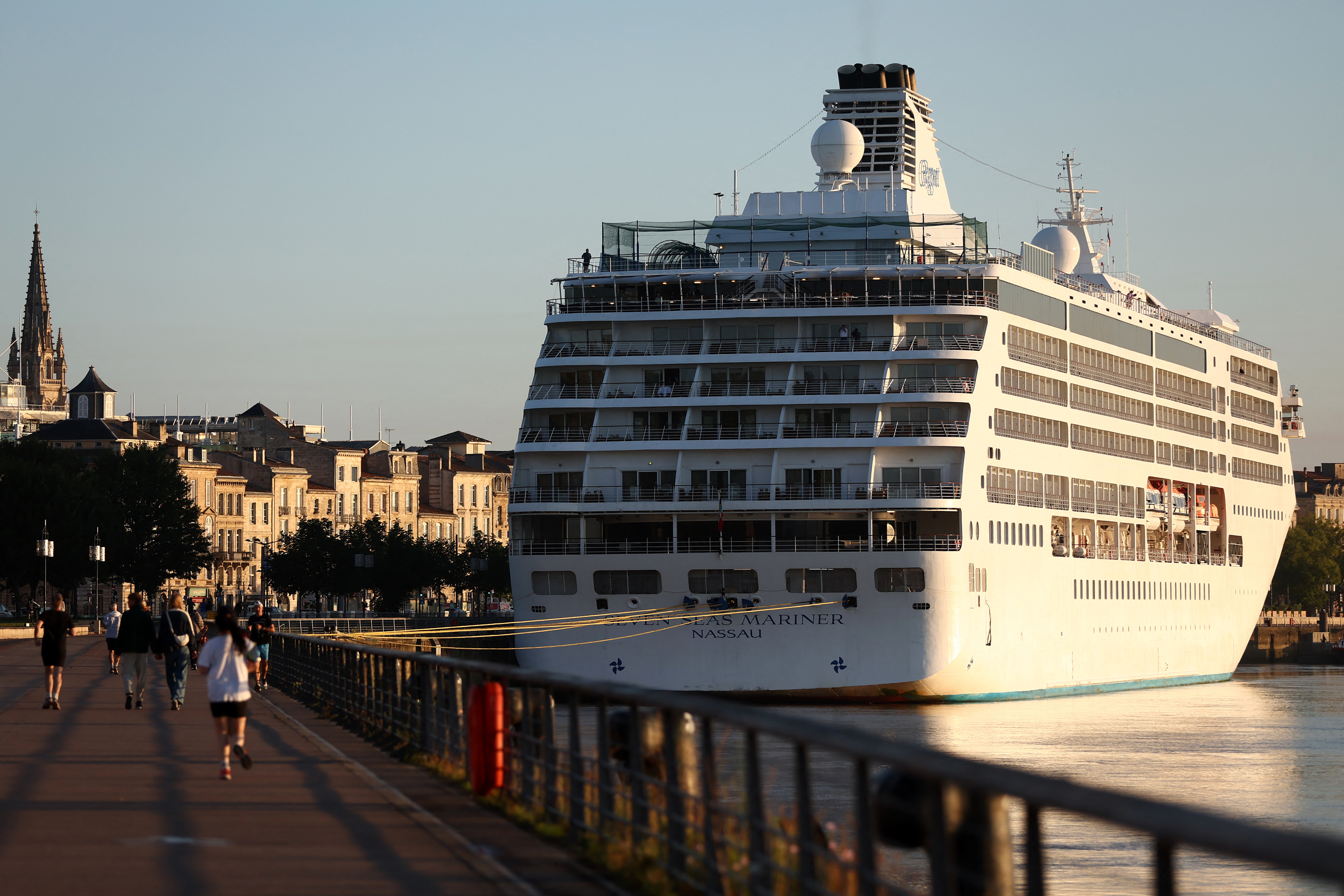 À Bordeaux, le déplacement des paquebots de croisière hors du centre-ville oppose les écologistes et la droite