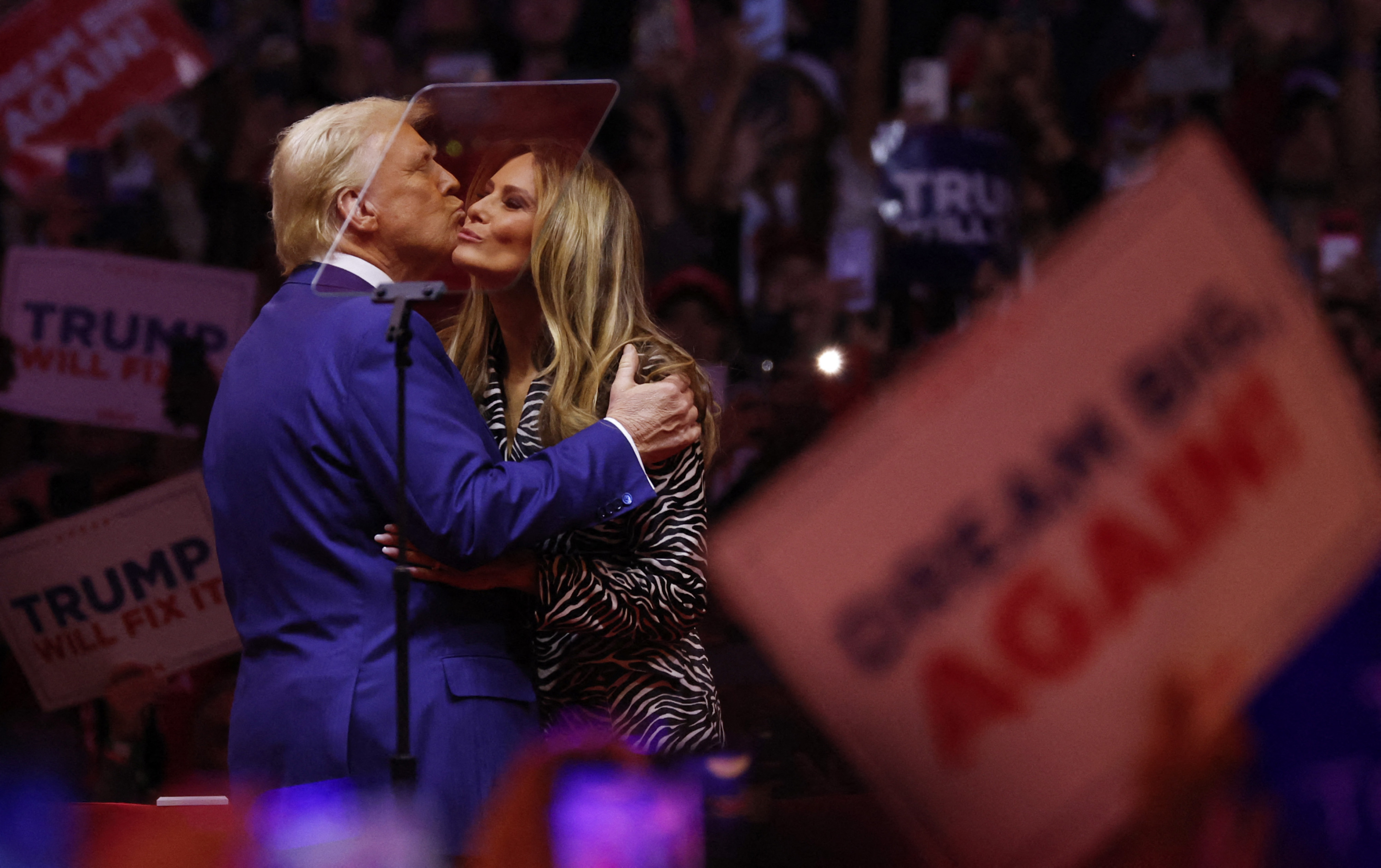 Melania Trump offre un rare baiser à Donald Trump pour sa première  apparition officielle en campagne