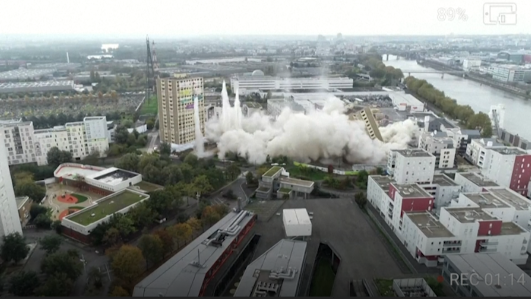 Alfortville: les images «spectaculaires» de la destruction de tours d’habitations