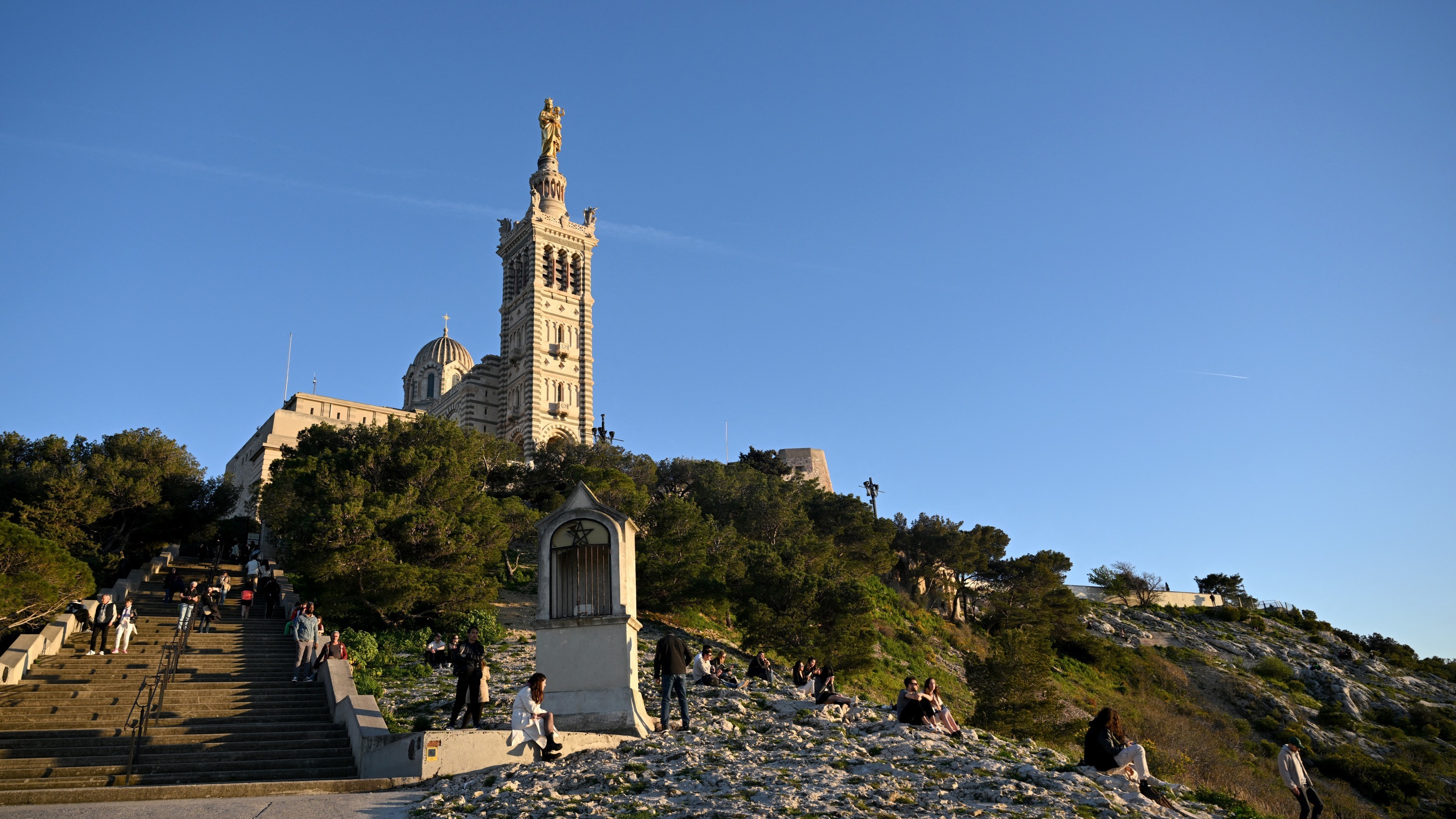 Marseille : deux individus s’introduisent dans la Basilique Notre-Dame de la Garde et volent le contenu des offrandes