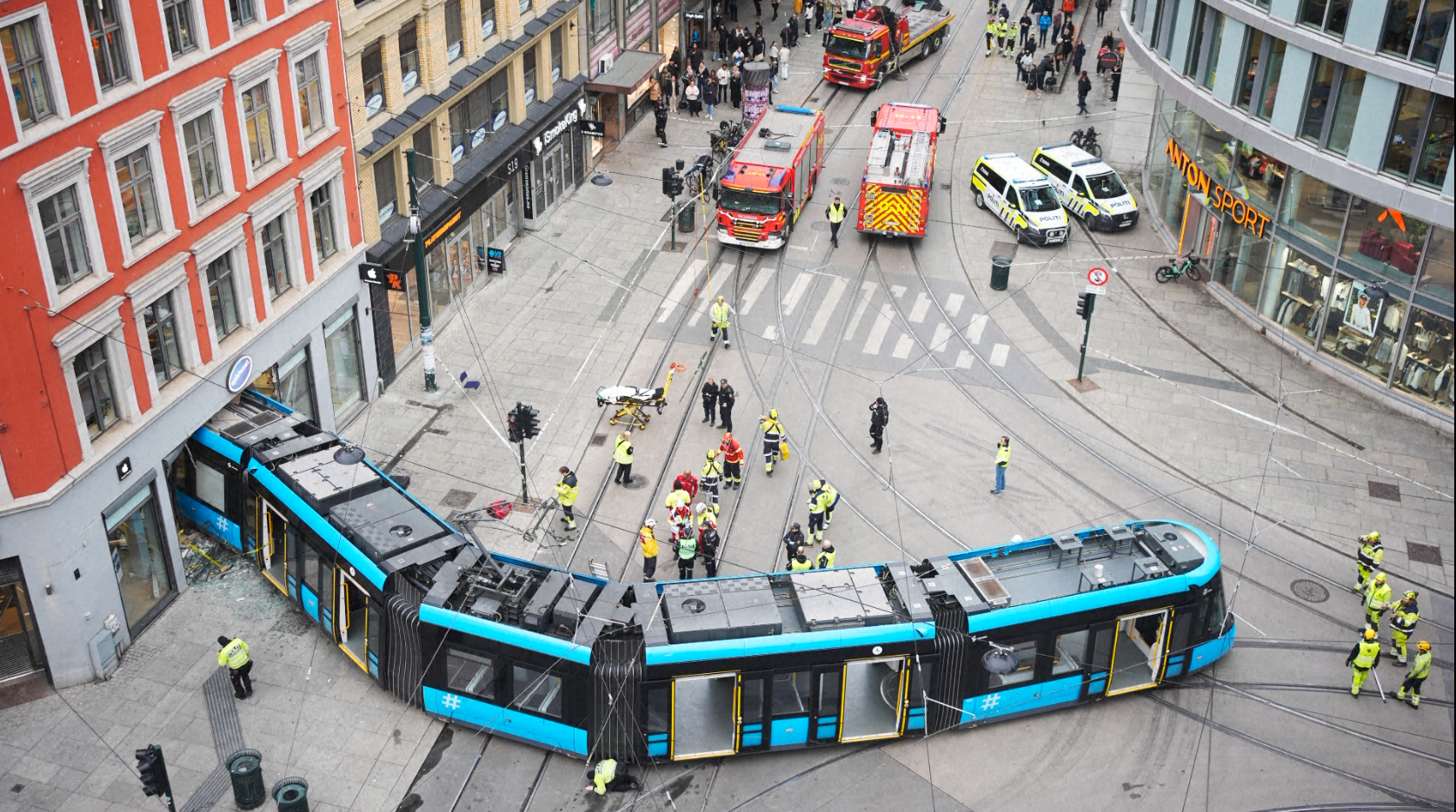 Oslo : les images impressionnantes d’un tramway qui a fini sa course dans un magasin