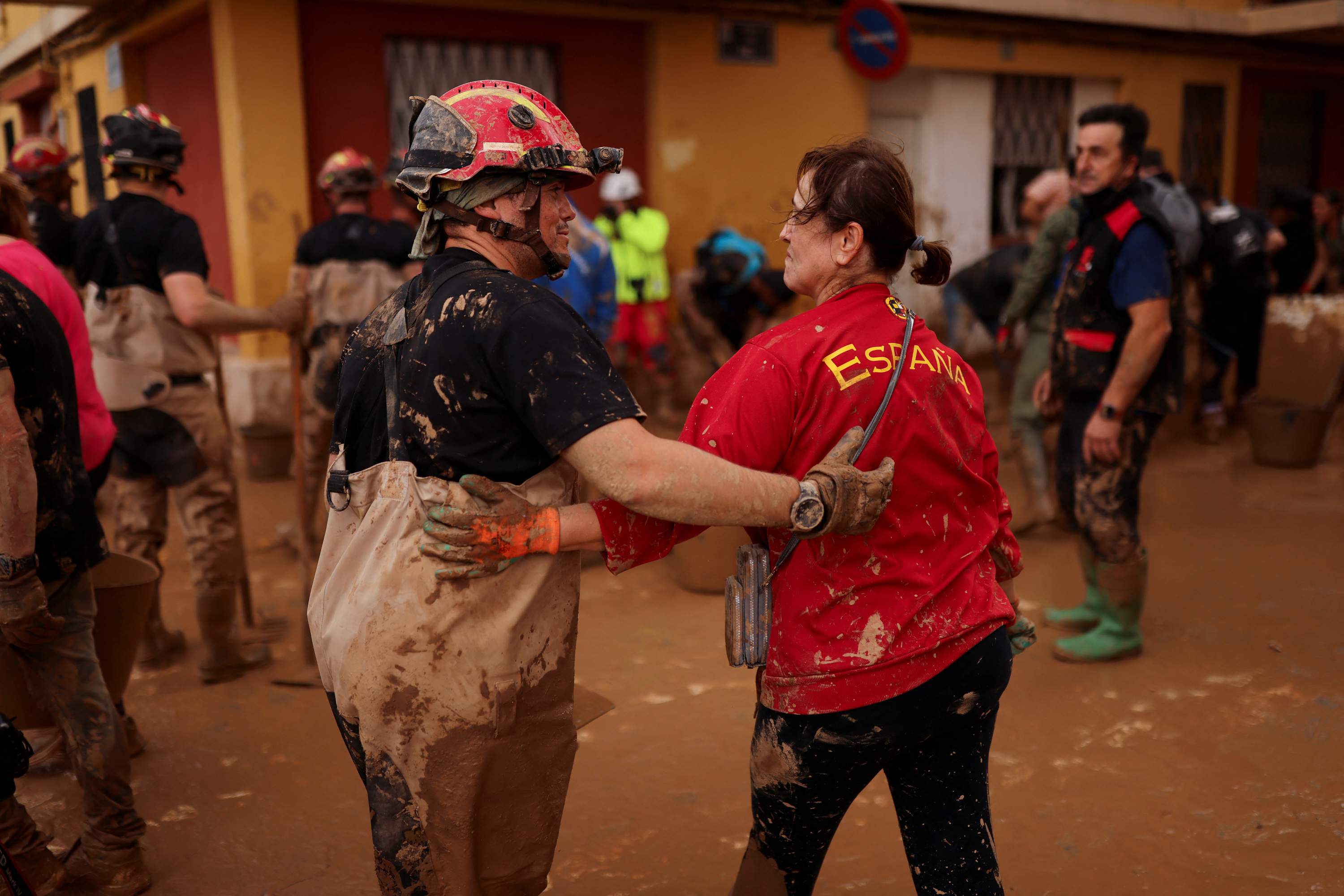 Inondations en Espagne : l’alerte rétrogradée en orange, les classes seront fermées lundi à Valence