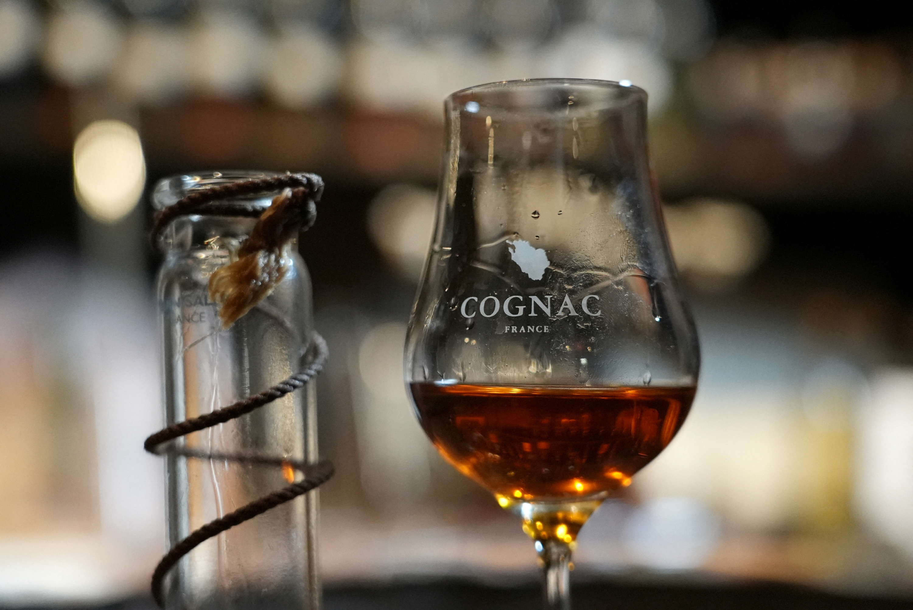 «Ni escalade, ni guerre commerciale» : la France dit continuer les négociations au sujet des surtaxes visant le cognac en Chine