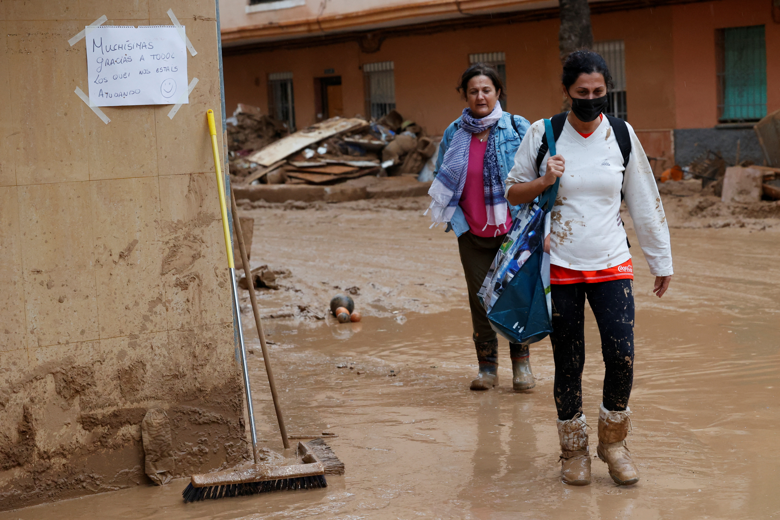 Inondations meurtrières en Espagne : pourquoi les sinistrés portent-ils des masques ?