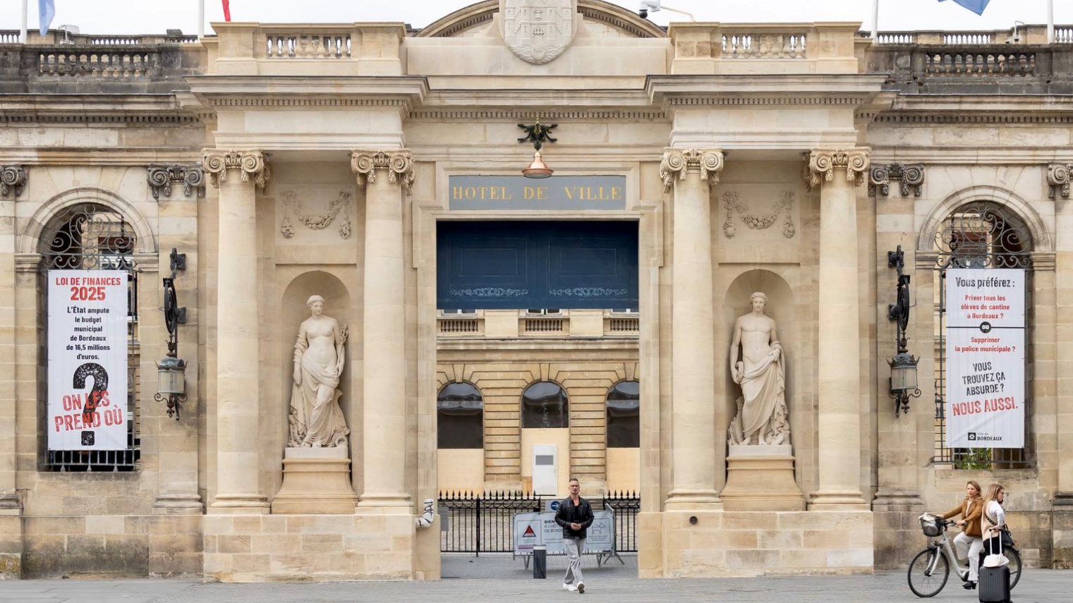 À Bordeaux, Pierre Hurmic placarde des affiches sur la mairie pour dénoncer les coupes budgétaires de l'État