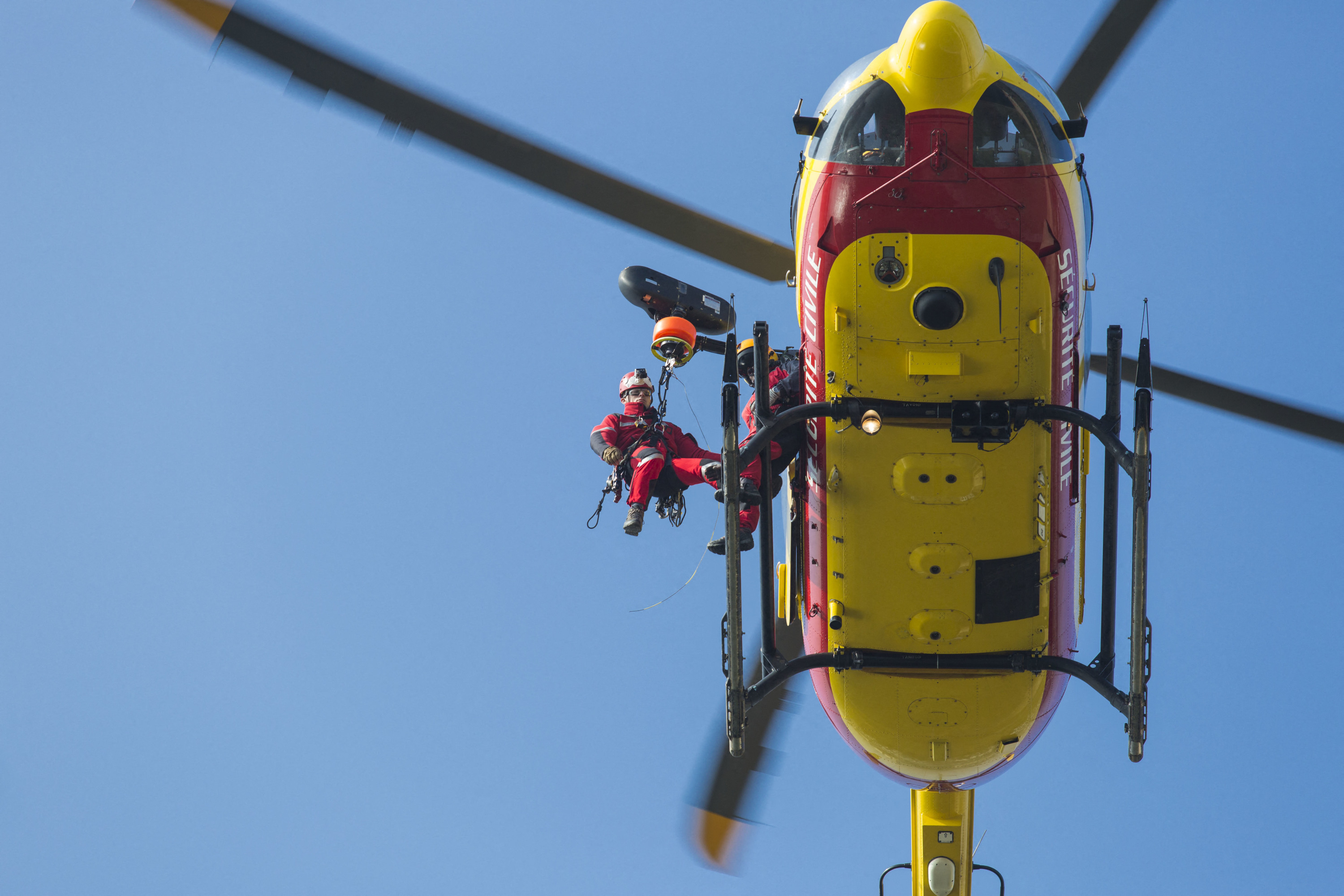 Près de Nice, un motard percuté par un éboulement fait une chute de 30 mètres dans un ravin