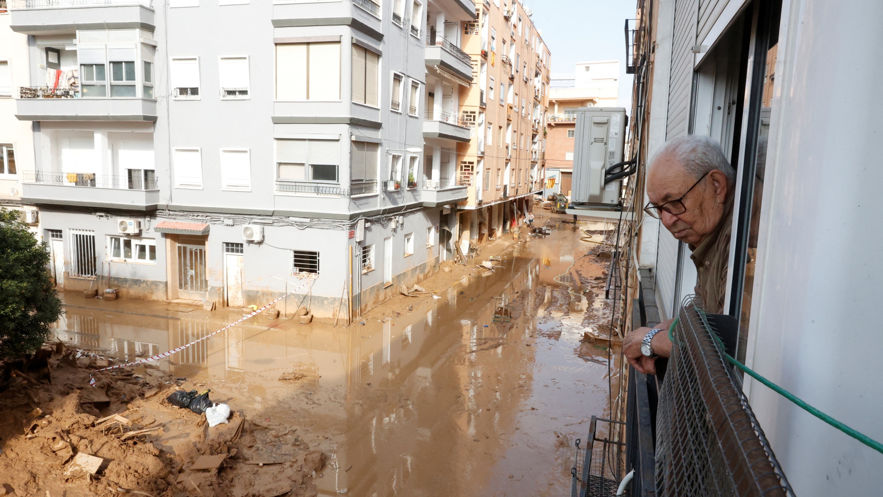 En Espagne, les inondations provoquent des odeurs nauséabondes dans les rues