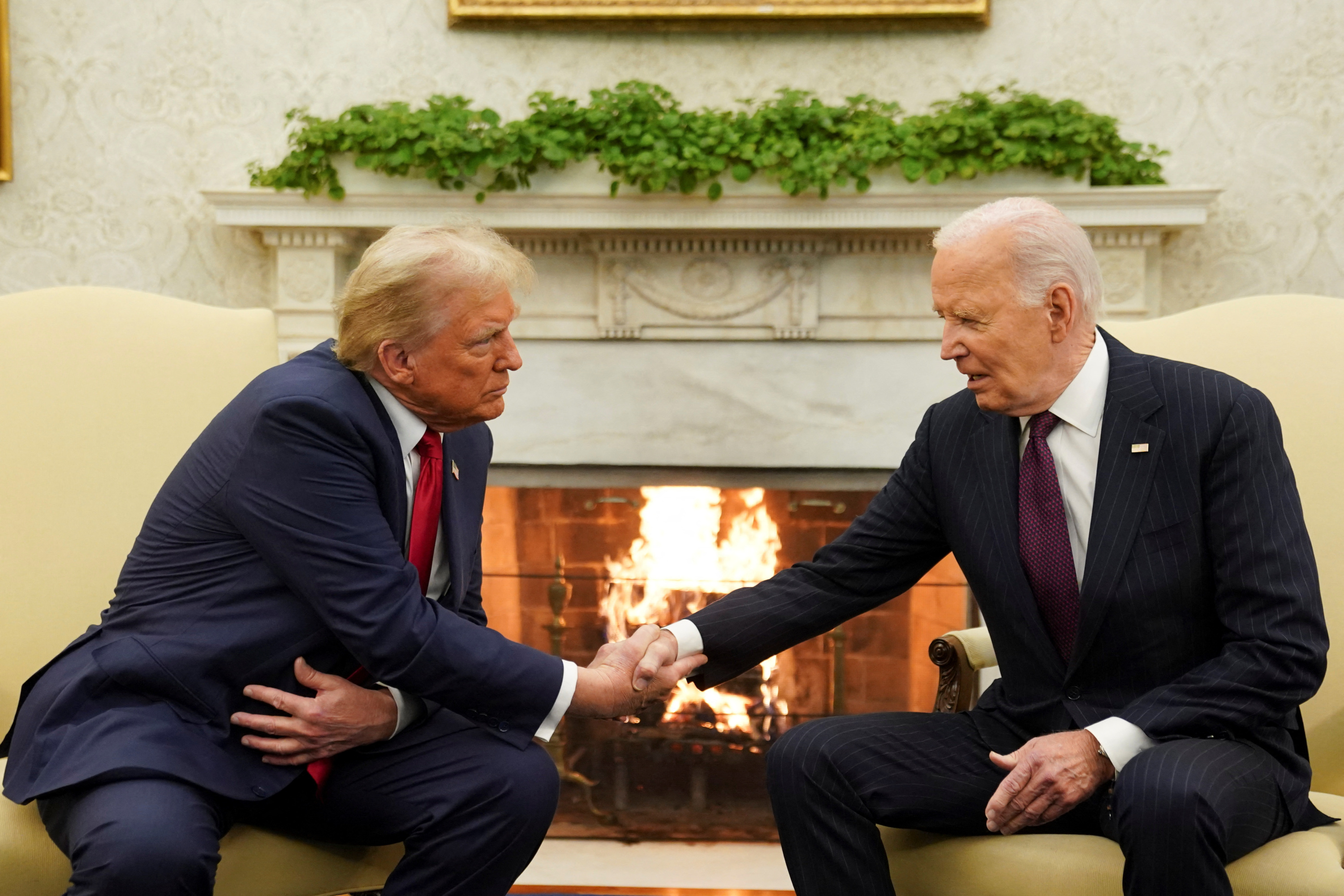 Retour triomphal de Donald Trump à la Maison-Blanche : les images de sa poignée de main avec Joe Biden