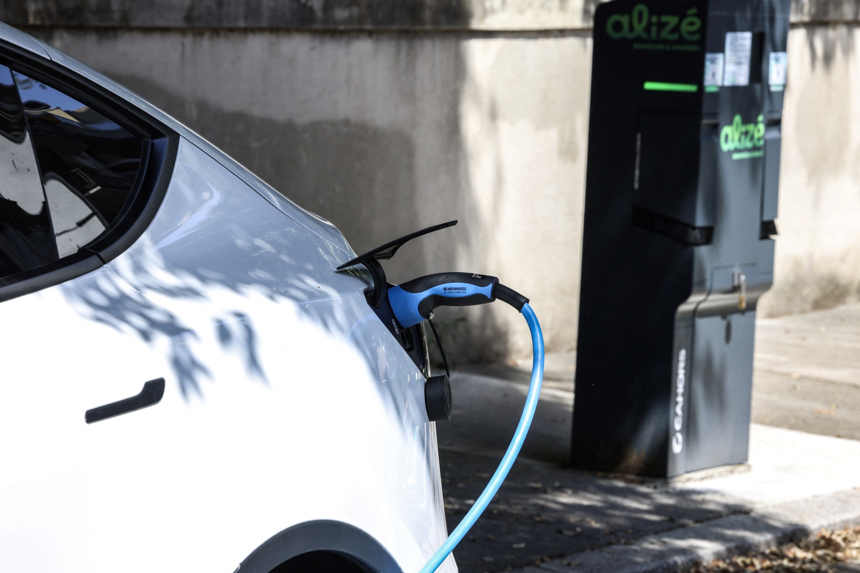 Voitures électriques : la France passe le cap des 150.000 bornes de recharge publiques