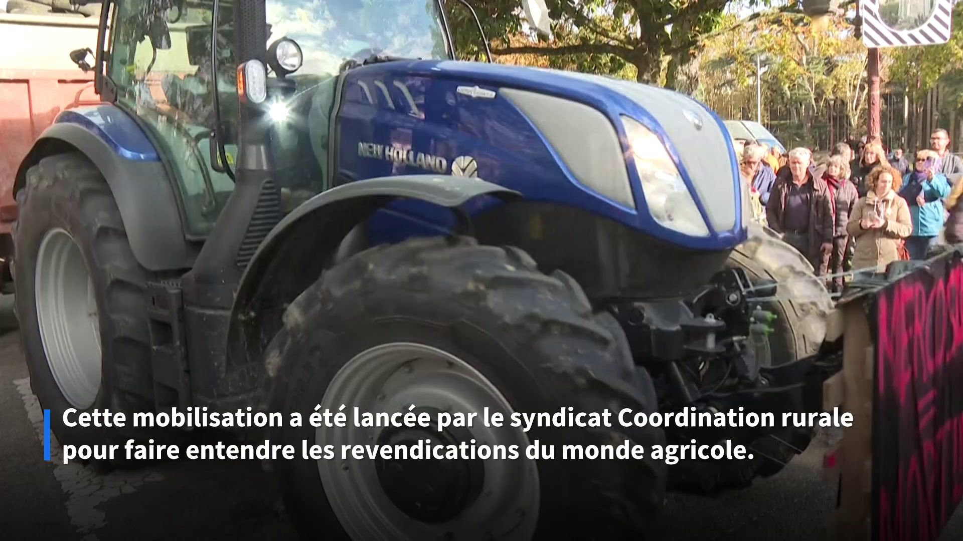 Colère des agriculteurs: tension à Agen, des détritus déversés devant la préfecture