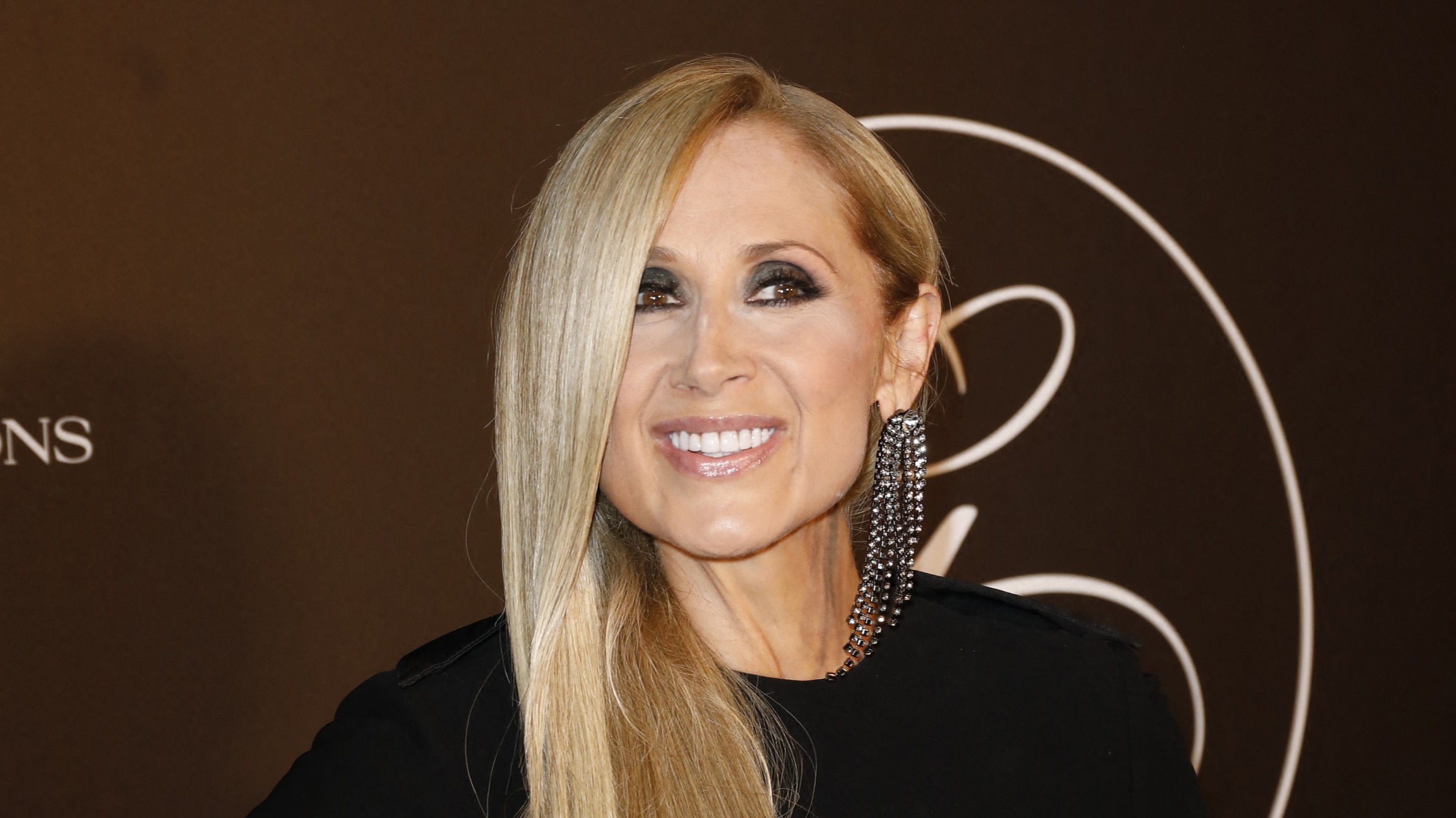 Lara Fabian n’a jamais eu les cheveux aussi longs ! Nouvelle coupe, nouvelle coloration, la chanteuse de 54 ans est transformée