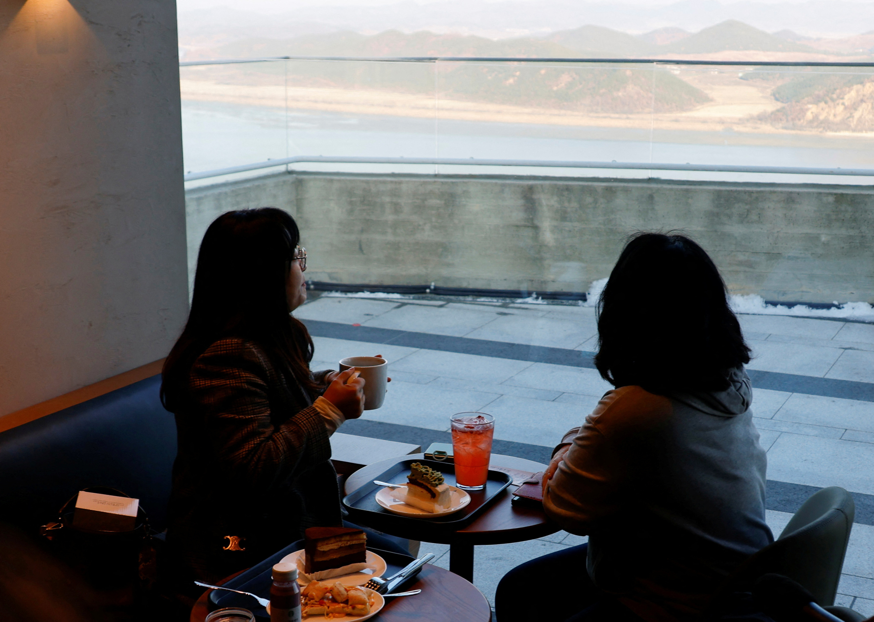 Un café avec vue sur la dernière frontière de la guerre froide : un Starbucks ouvre à proximité de la frontière entre les deux Corées