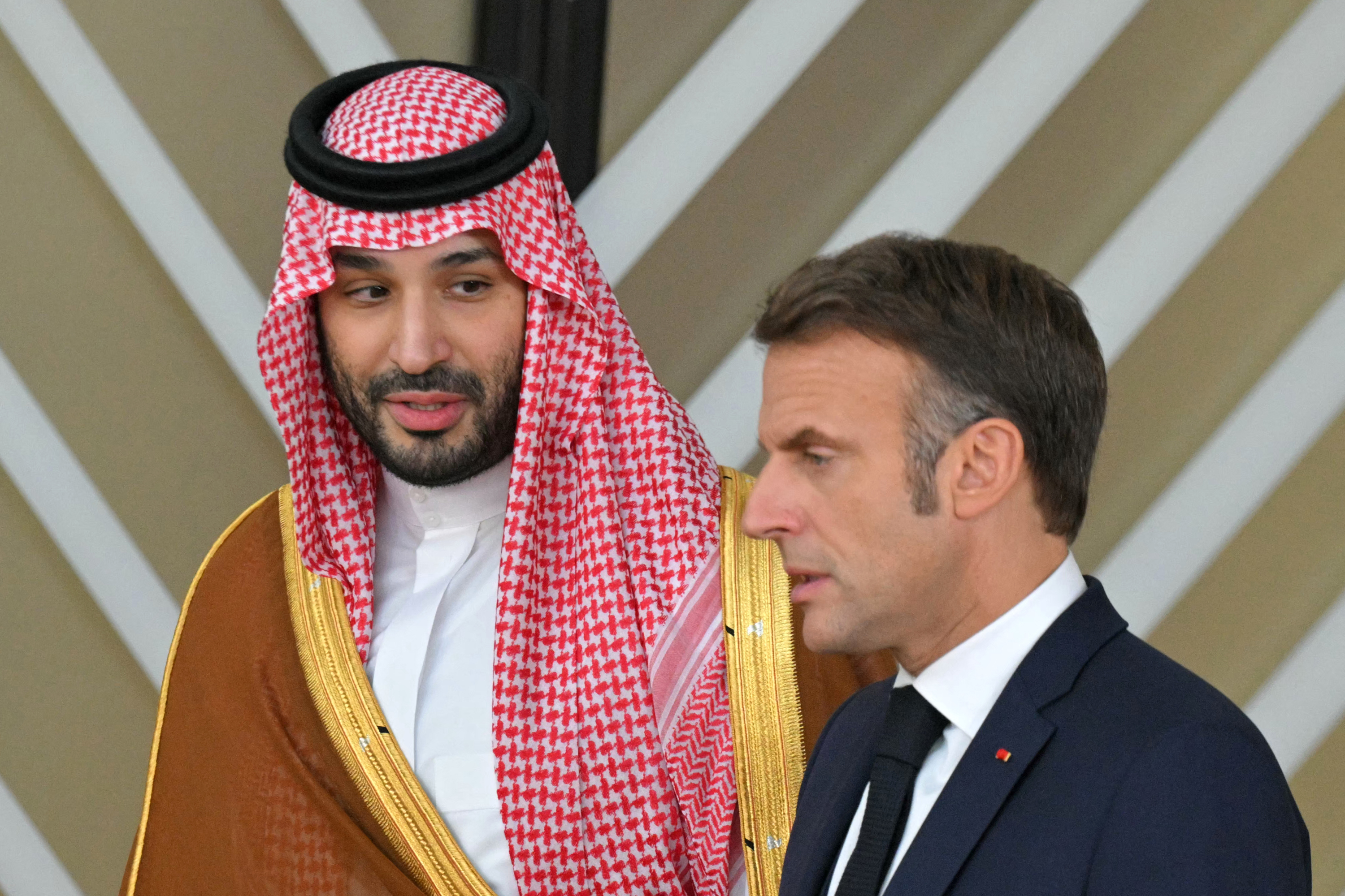 Arabie saoudite : Emmanuel Macron est arrivé dans le pays du Golfe pour une visite d’État de trois jours