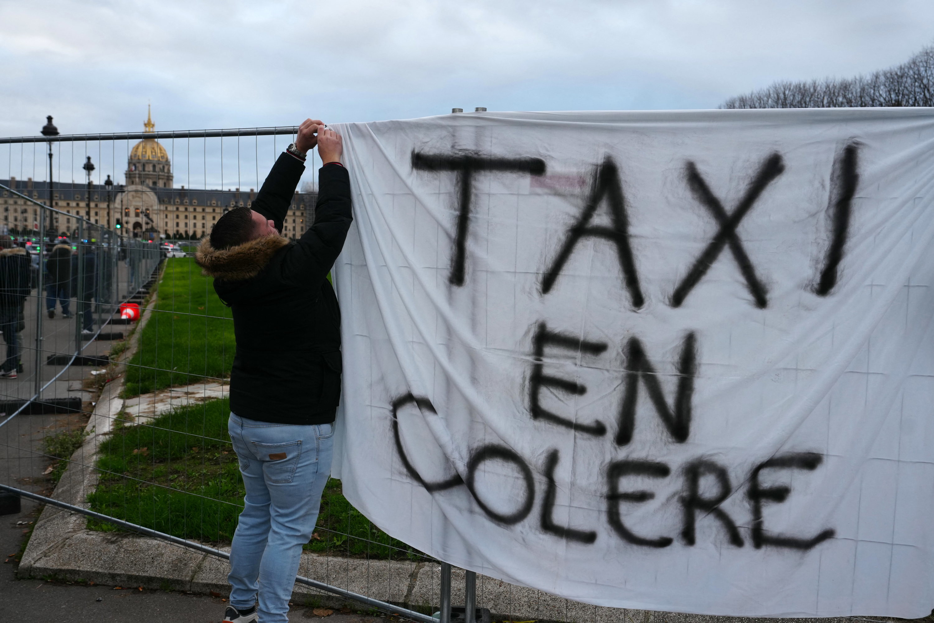 Transport des malades : près de 500 taxis manifestent aux environs de l'Assemblée nationale à Paris