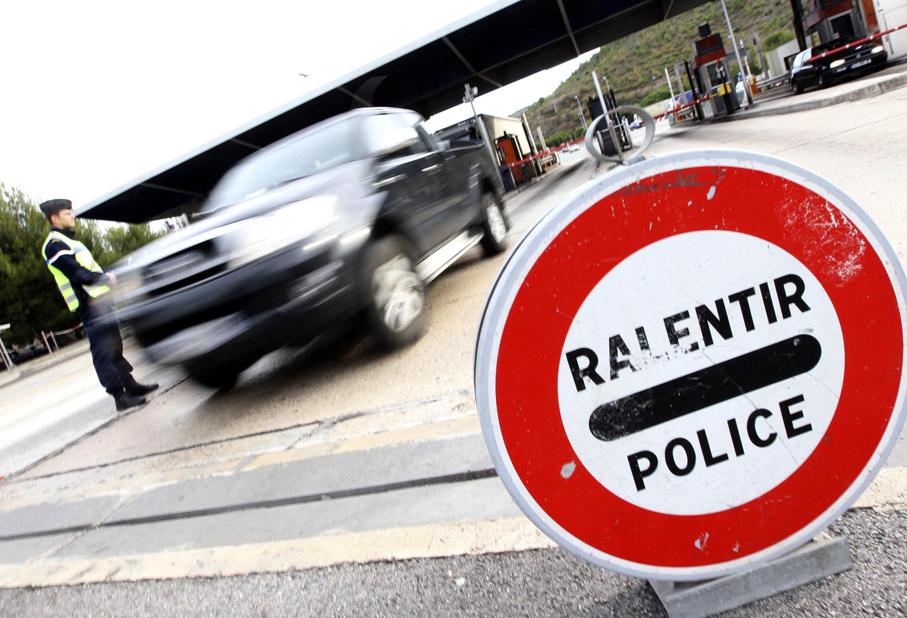 Alpes-Maritimes : un passeur interpellé après avoir tenté de semer les policiers, des migrants en fuite