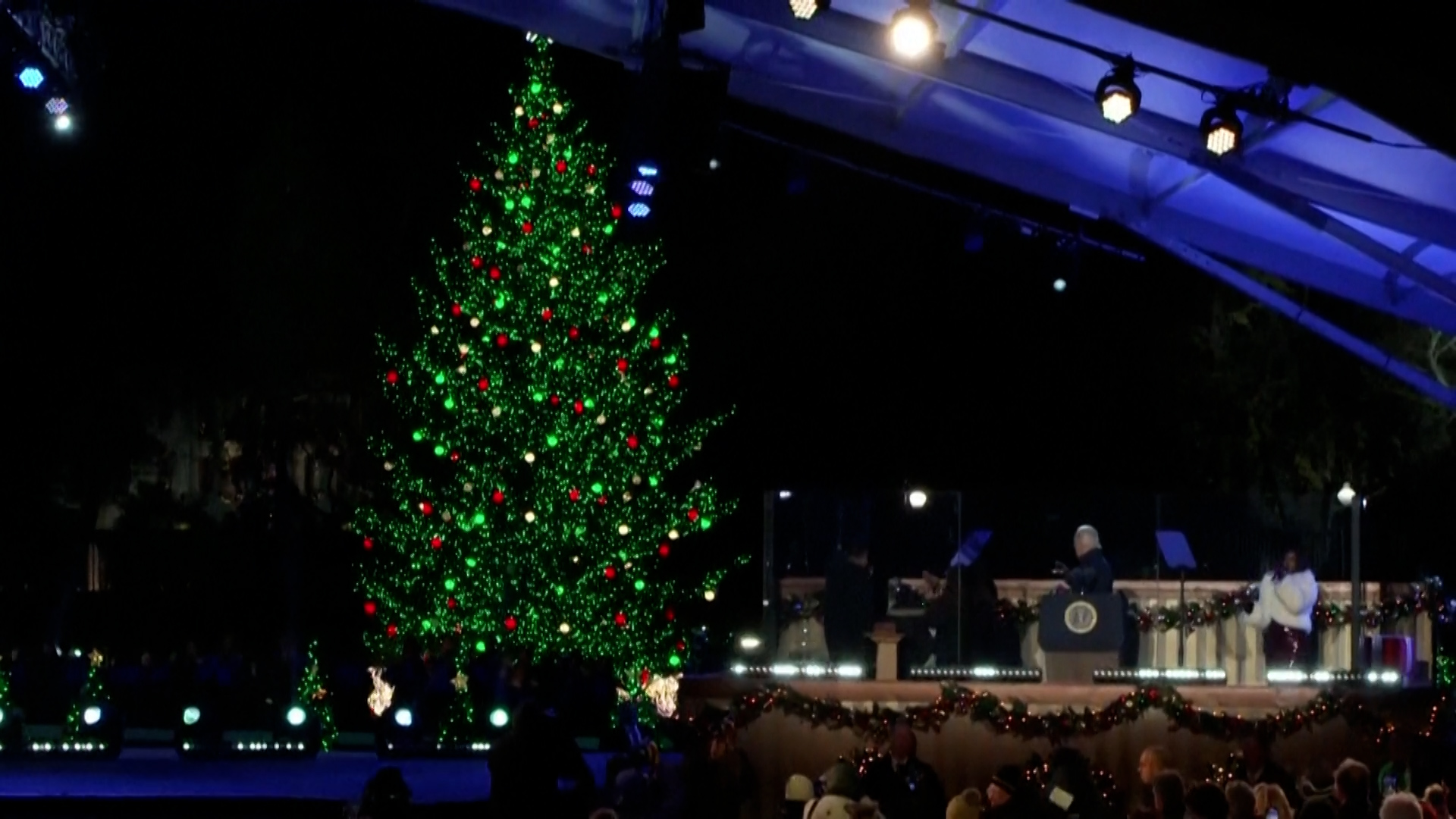 «Joyeux noël Amérique» : les images de Joe Biden qui allume pour la dernière fois le sapin de Noël national à Washington