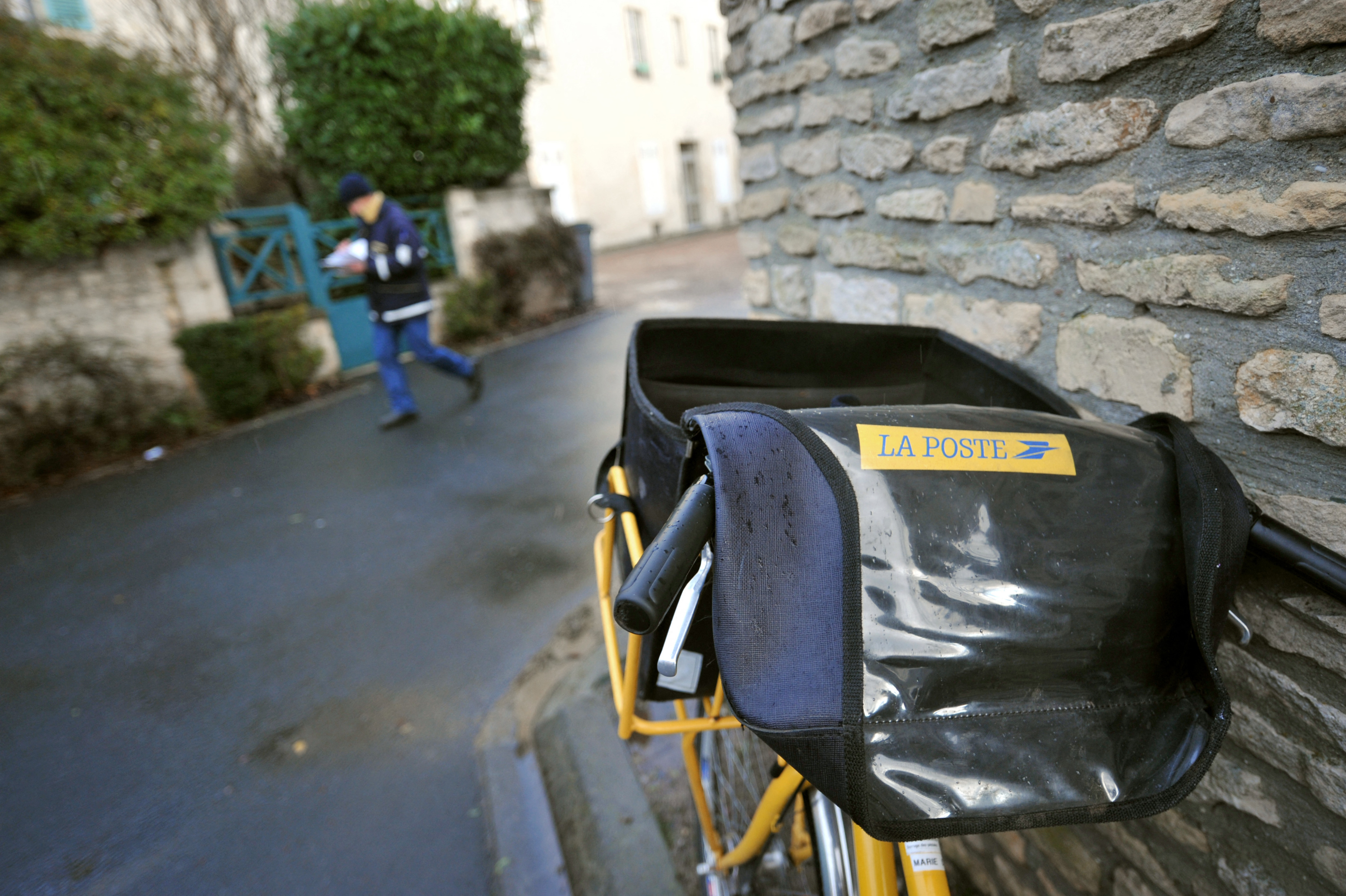 Alpes-Maritimes : pour alléger sa tournée, un facteur jette des centaines de courriers à la poubelle