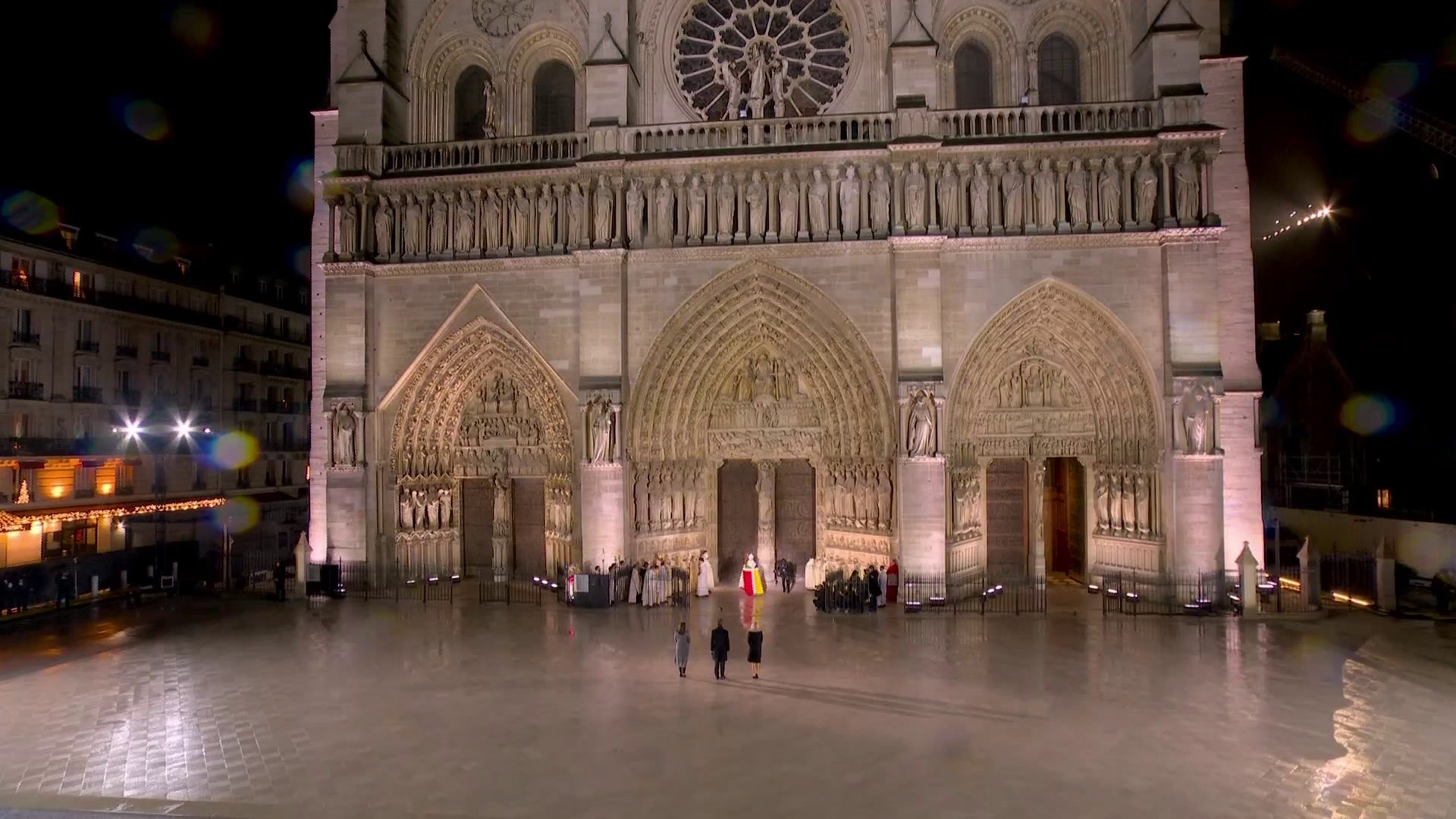 Les images de l’instant où l’archevêque de Paris a frappé avec sa crosse sur les portes de Notre-Dame pour les rouvrir