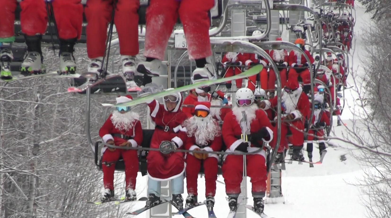 États-Unis : 300 skieurs déguisés en Père Noël dévalent une station de ski pour la bonne cause