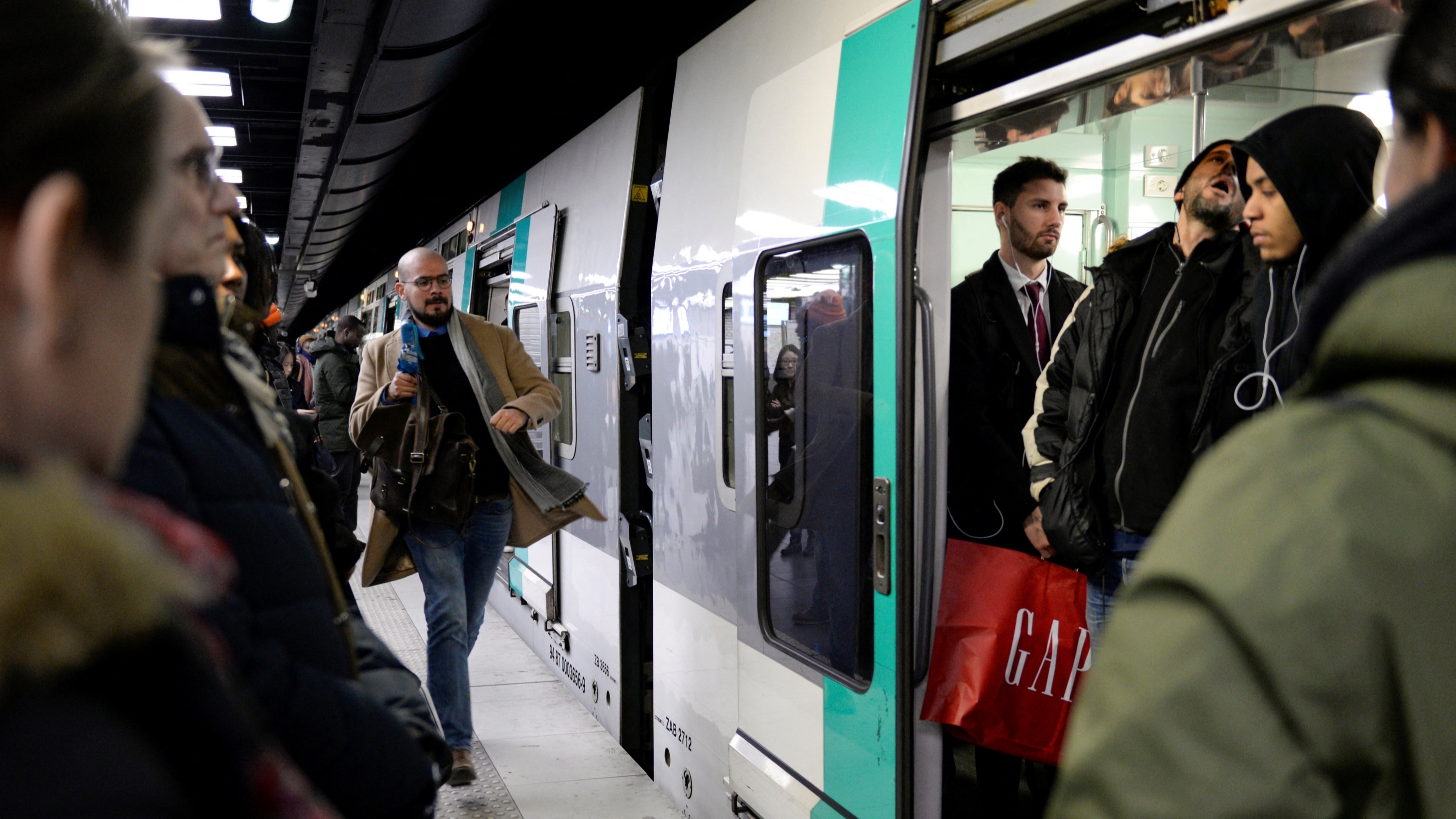 Le RER A interrompu dans Paris jusqu’à la mi-journée au moins