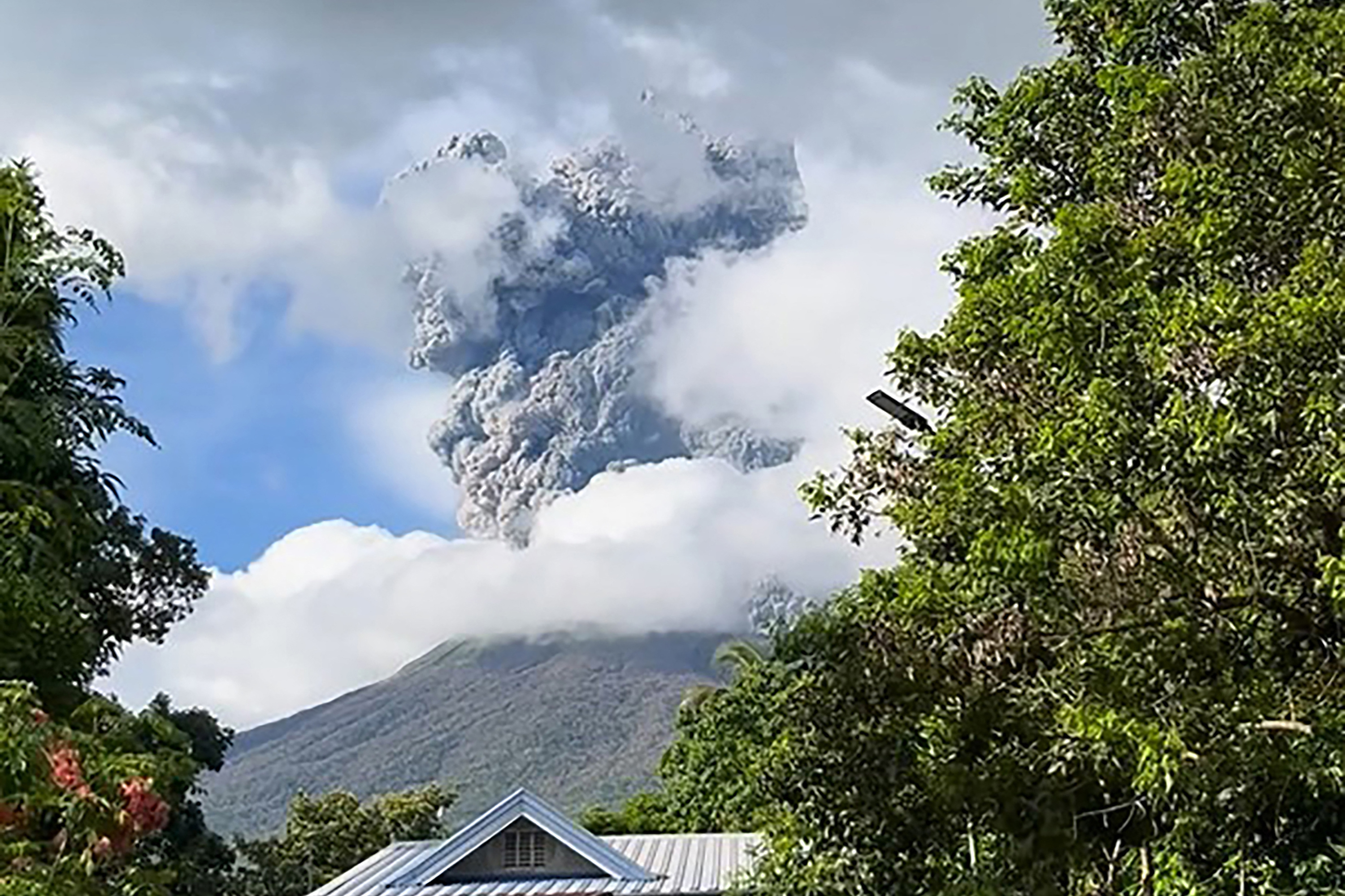 Philippines : des appels à évacuer après l'éruption d'un volcan dans le centre du pays