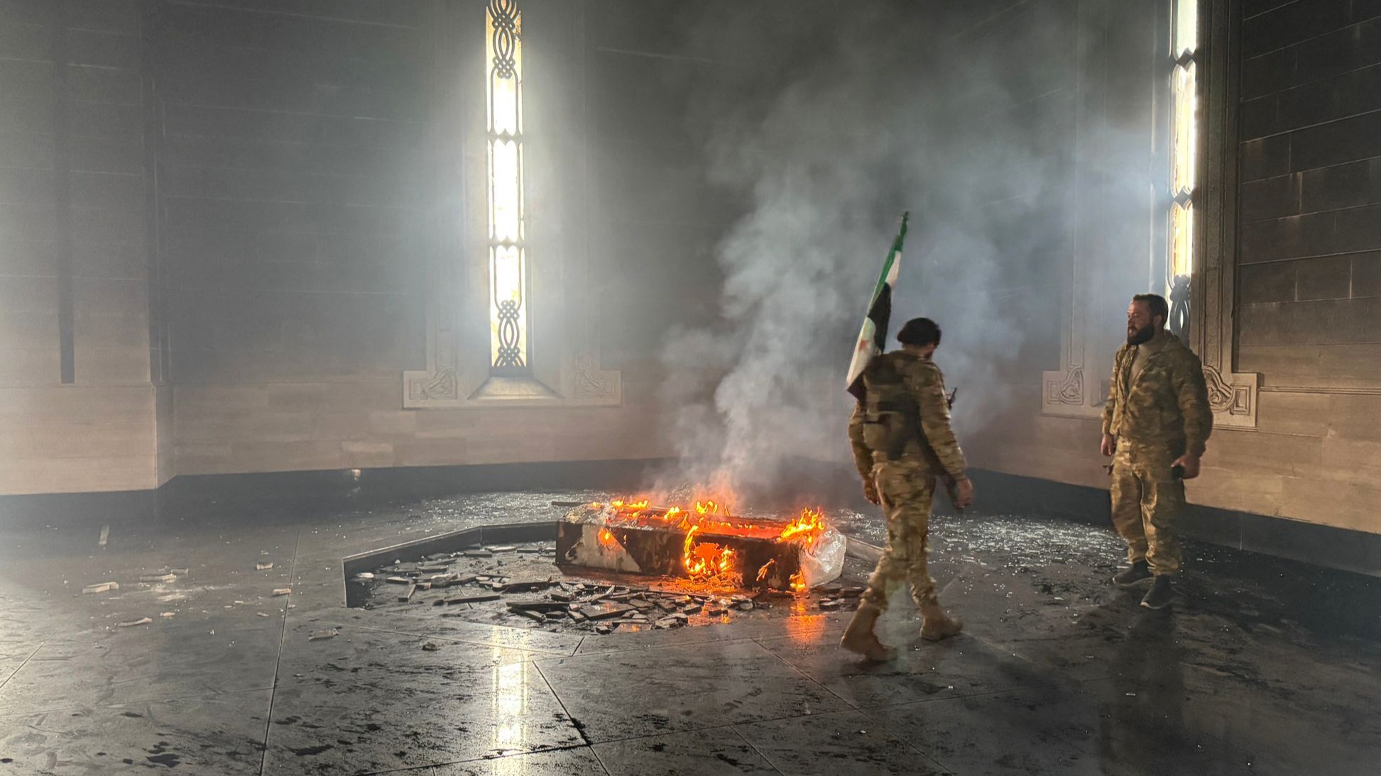 Syrie: le tombeau du père de Bachar el-Assad incendié par les rebelles