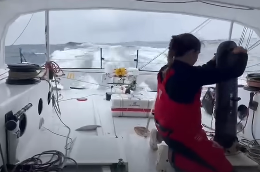 Vendée Globe : «C’était un carnage, il y avait de la graisse partout»… Les images de la réparation de 7 heures de Violette Dorange