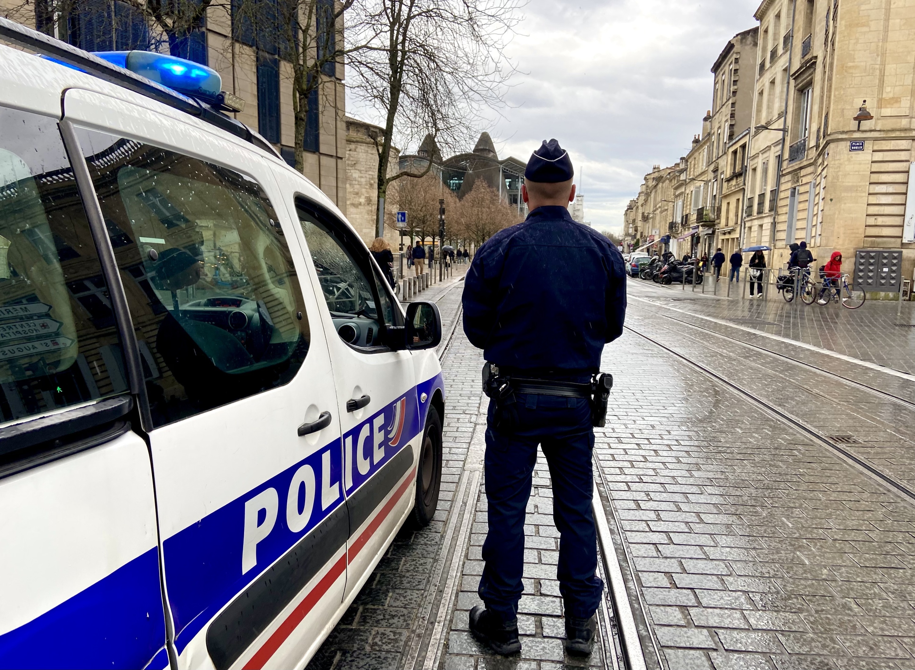 Deux adolescents de 15 ans percutent un fourgon de police au volant d’une pelleteuse volée