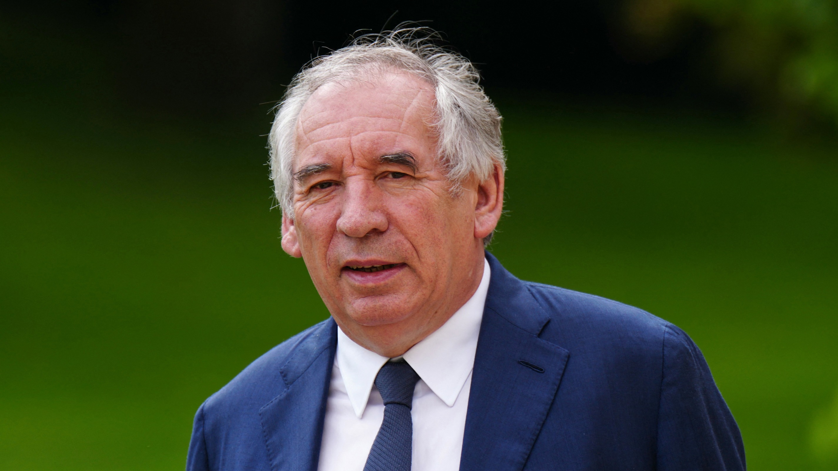 «Premier ministre à mi-temps» : le choix de François Bayrou de rester maire de Pau suscite la polémique