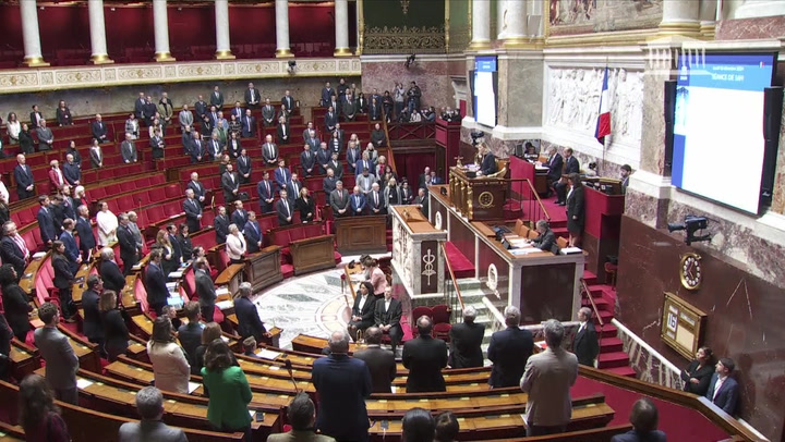 Mayotte : les images de la minute de silence à l’Assemblée nationale en hommage aux victimes du cyclone Chido