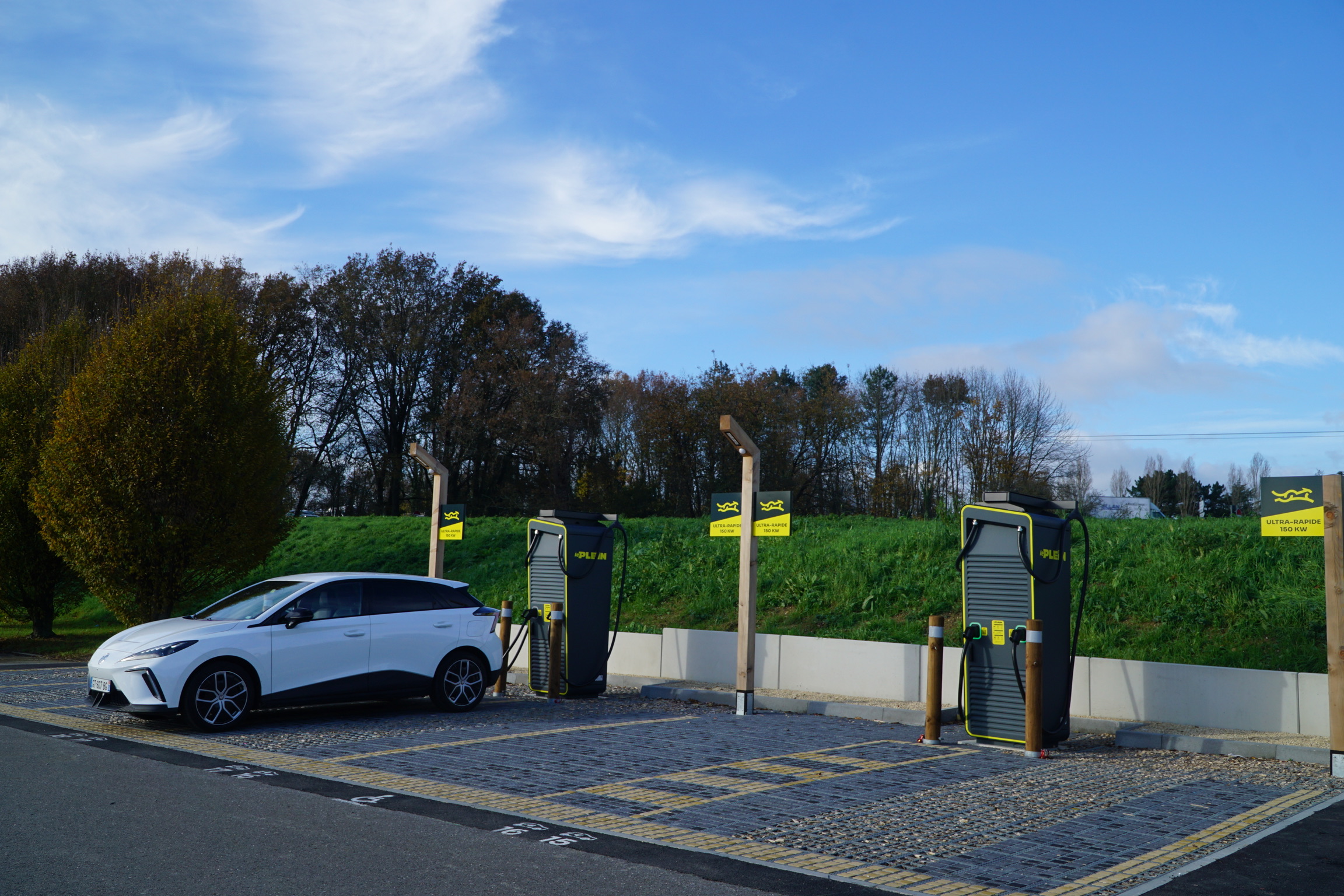 Auchan, Decathlon et Leroy Merlin misent sur les bornes électriques pour reconquérir les clients