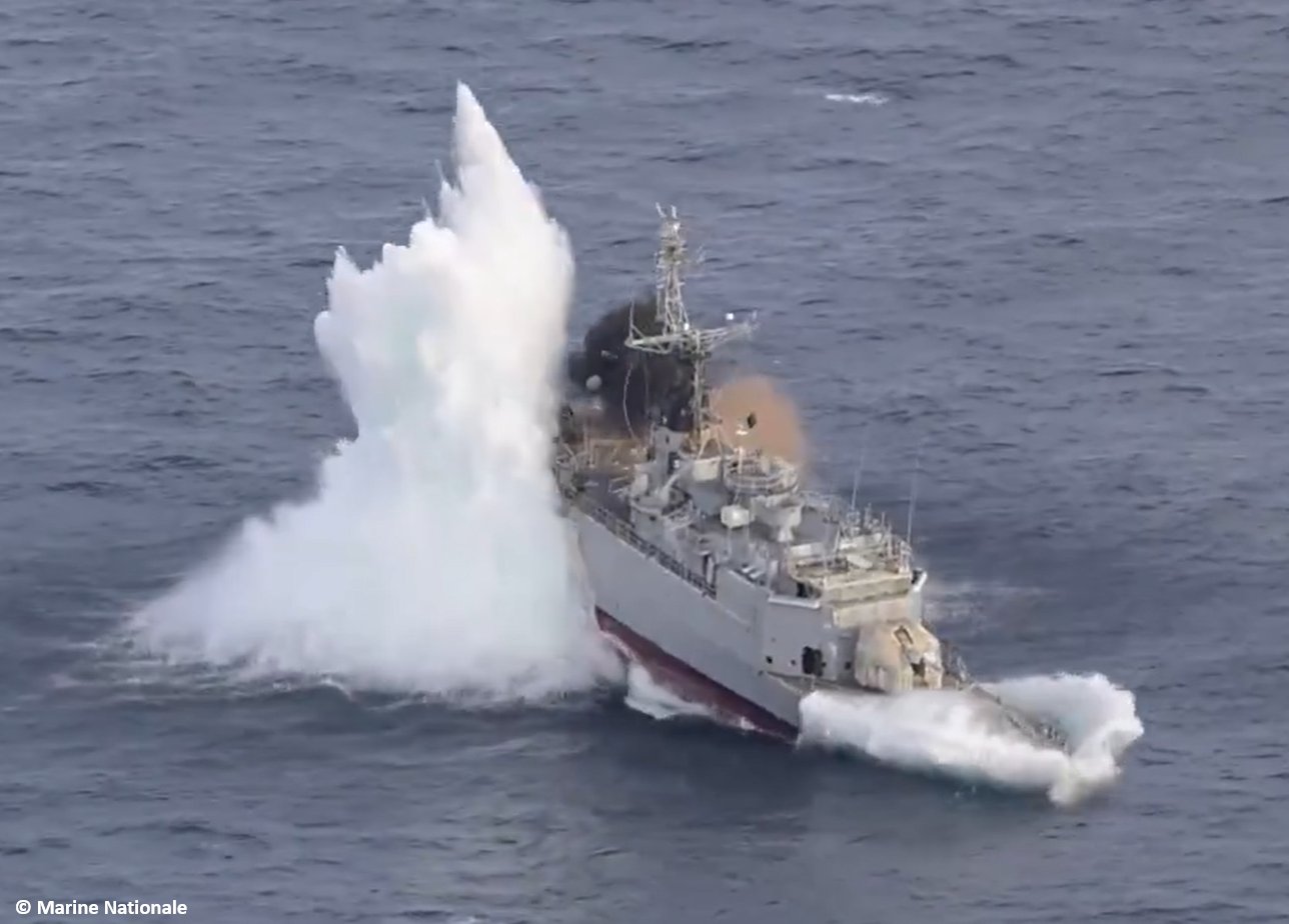 Les images impressionnantes d’un tir de torpille sur un ancien aviso de la Marine nationale