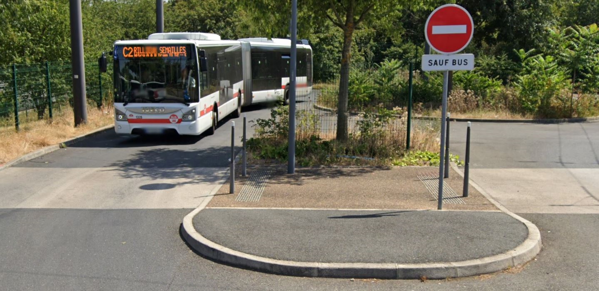 Près de Lyon, trois jeunes arrêtés pour avoir roué de coups un chauffeur de bus qui leur demandait «de ne pas fumer»