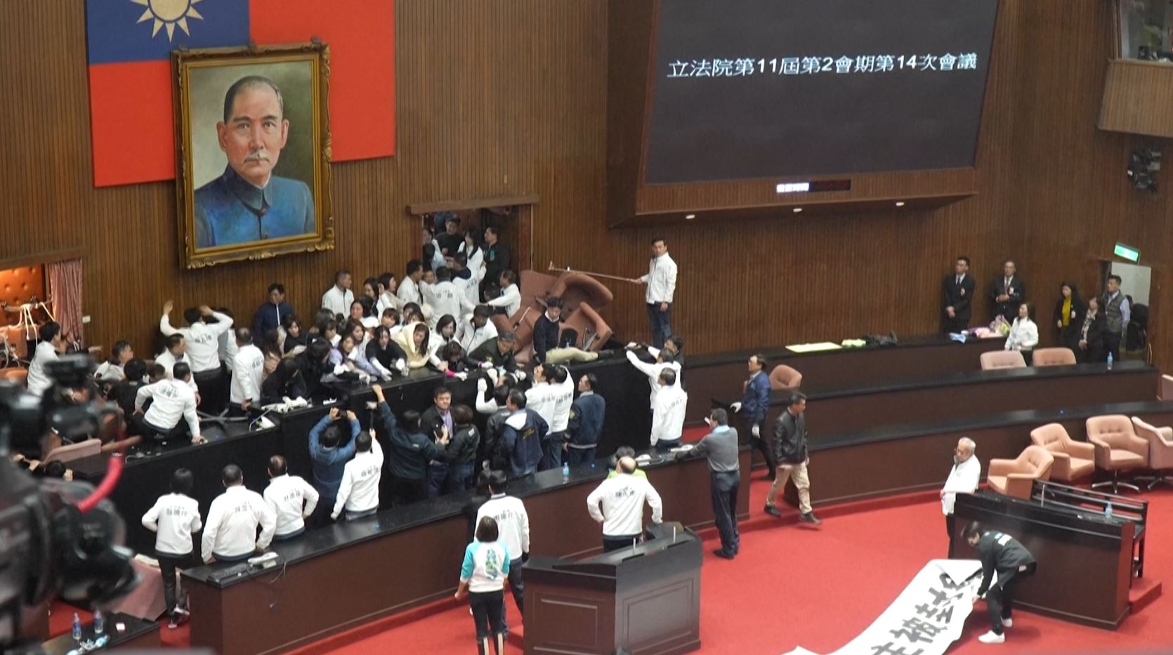 «Dictature parlementaire !» : une impressionnante bagarre éclate en plein cœur du Parlement de Taïwan