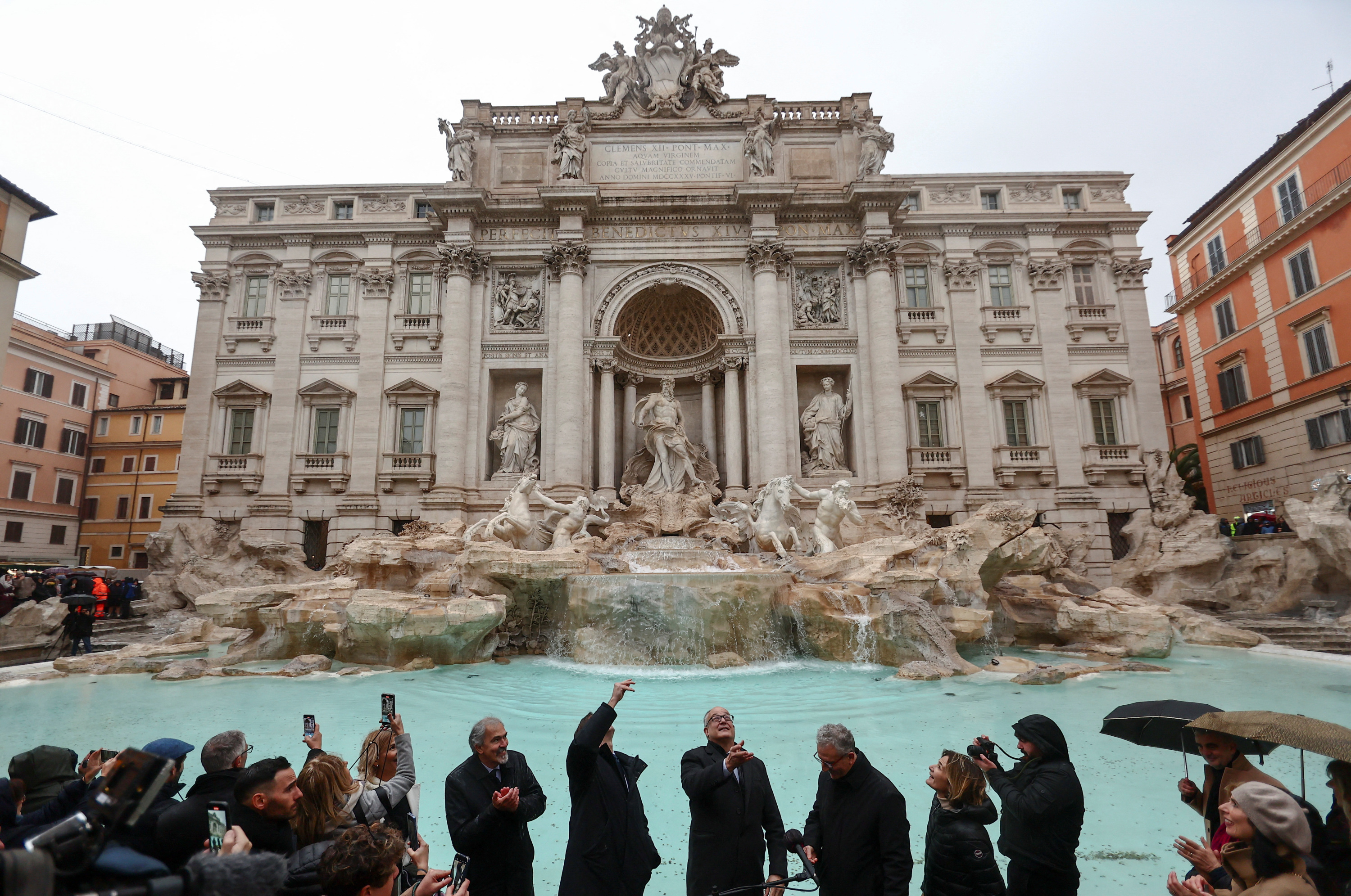 Rome : la fontaine de Trevi rouvre après un nettoyage et contingente les touristes