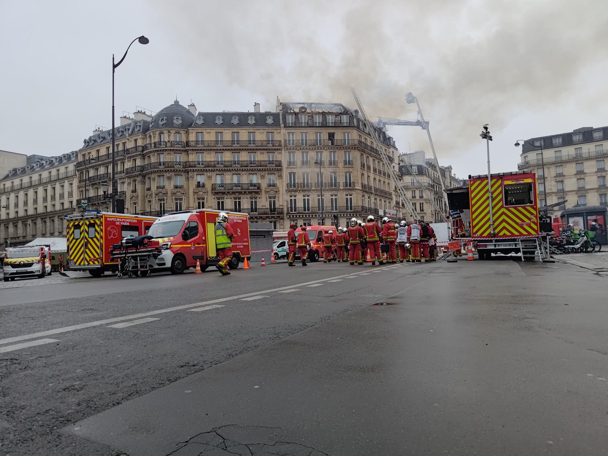 Paris : un incendie en cours dans un immeuble en face de la gare Saint-Lazare