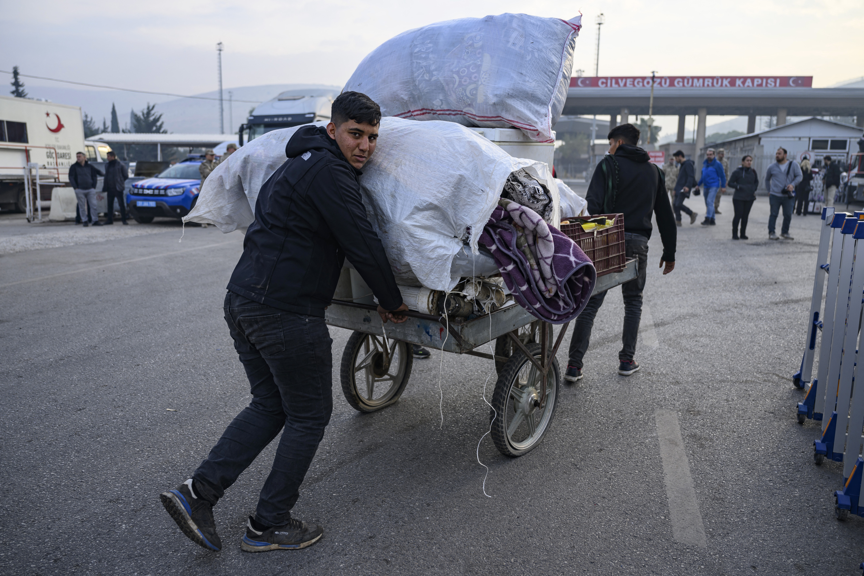 Chute d'Assad: plus de 25.000 Syriens vivant en Turquie sont rentrés en Syrie en 15 jours, selon Ankara