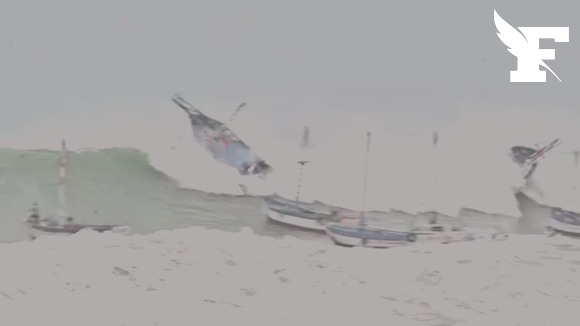 Ces vagues monstrueuses coulent des bateaux de pêcheurs au large du Pérou