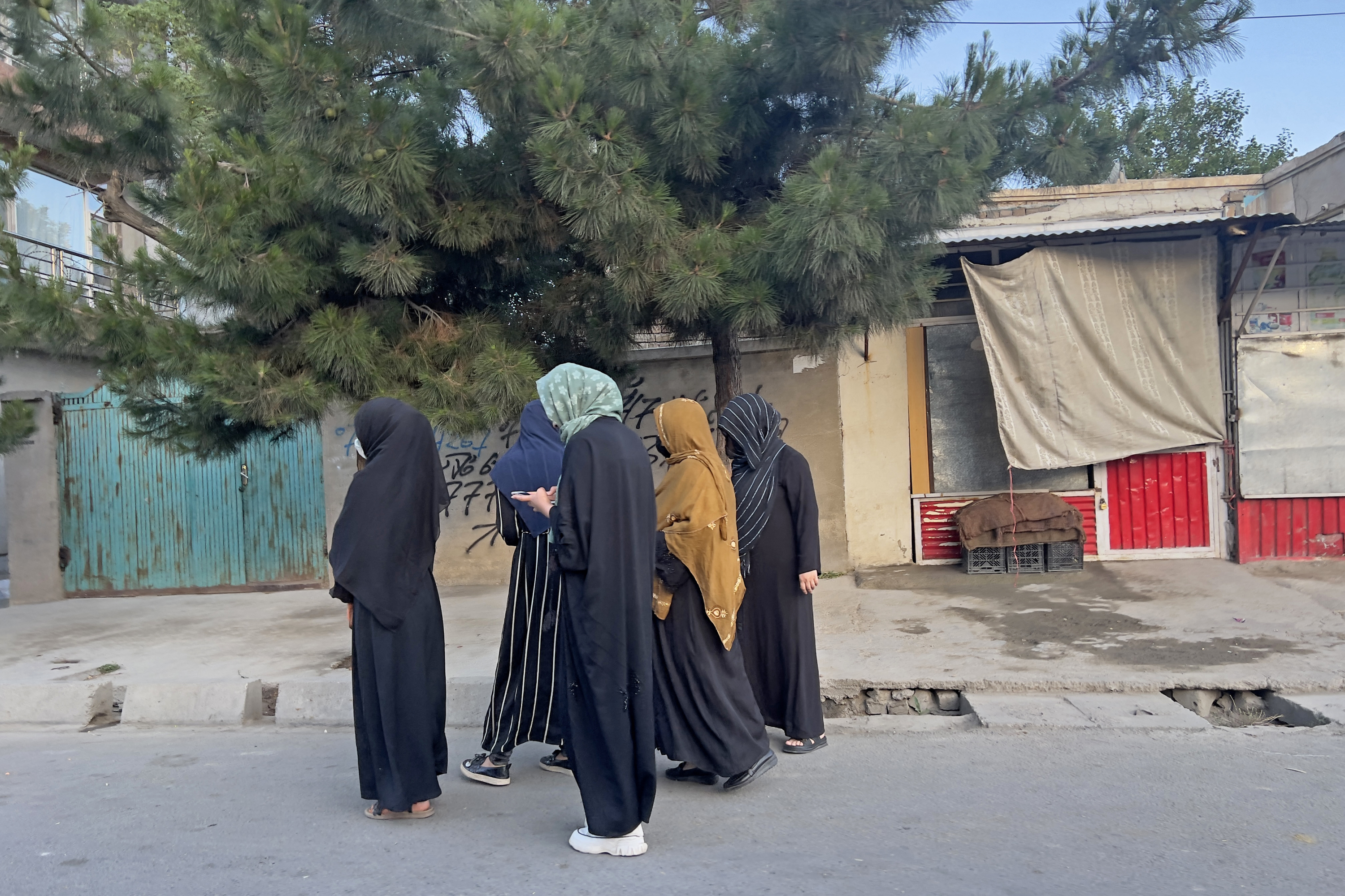 Afghanistan : les Talibans ordonnent d’obstruer les fenêtres qui donnent sur des espaces résidentiels occupés par les femmes