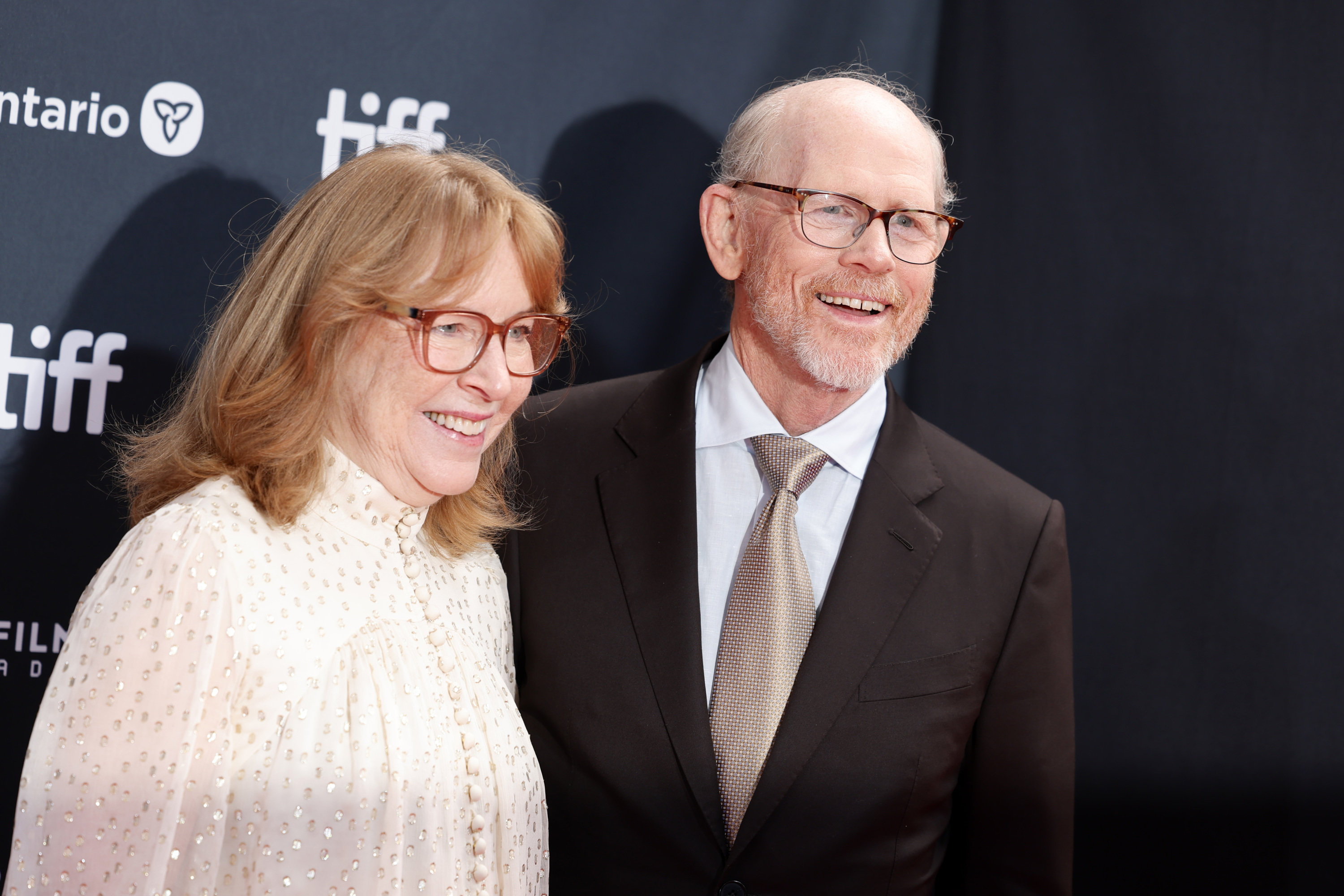 Le réalisateur Ron Howard partage une vidéo où l’on voit sa femme Cheryl mettre brusquement feu à ses cheveux en soufflant ses bougies