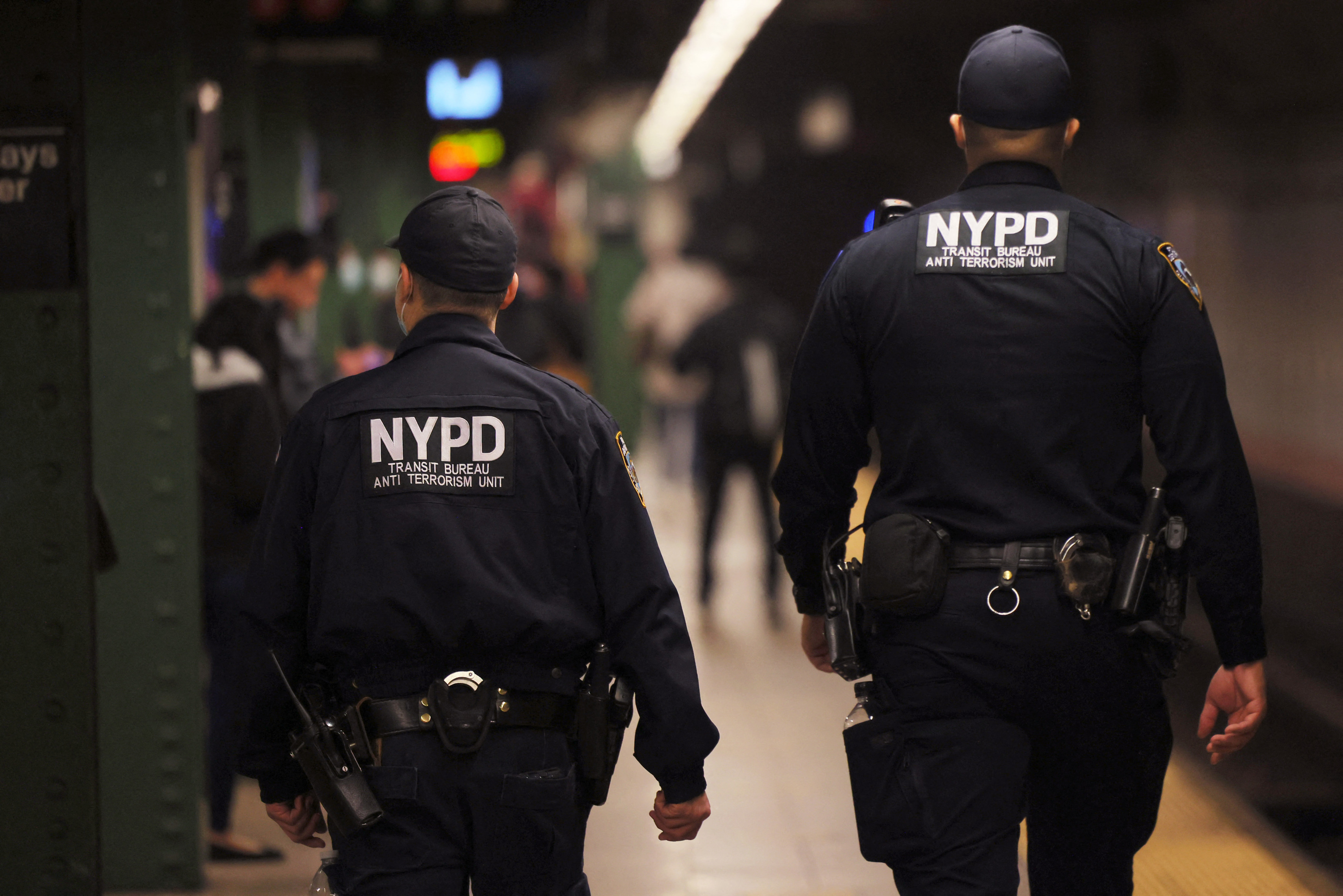 New York: poussé violemment sous le métro, un homme échappe miraculeusement à la mort