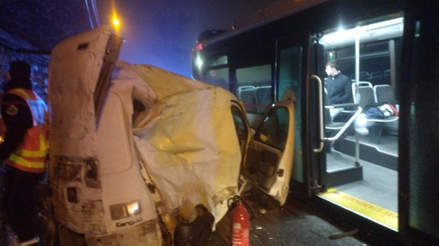 Malgré la violence de l’accident, aucun mort dans un choc frontal entre un bus et une camionnette au nord de Lyon