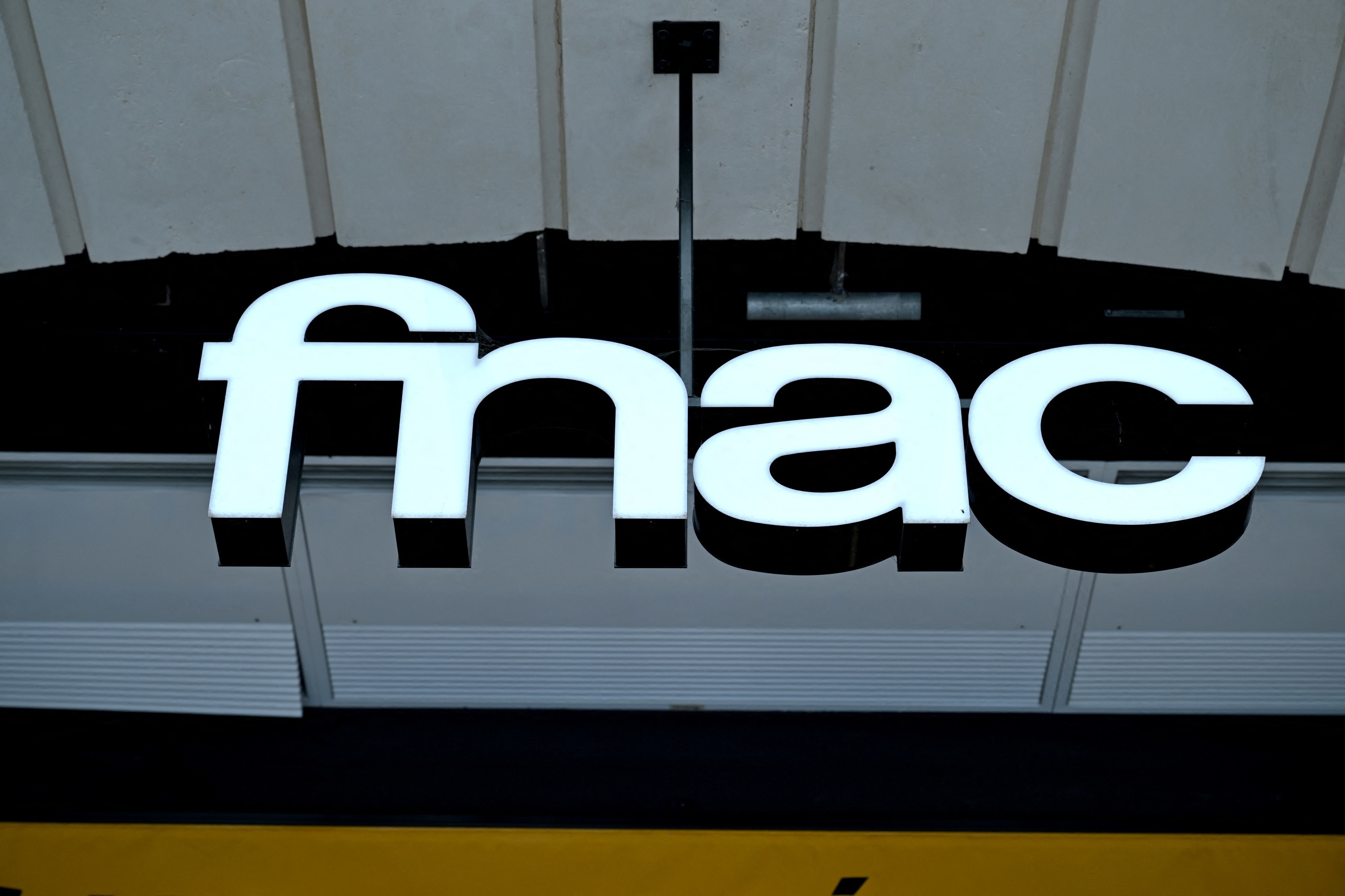 Fnac : trop de monde pour le déstockage du magasin des Champs-Élysées, qui baisse sa grille