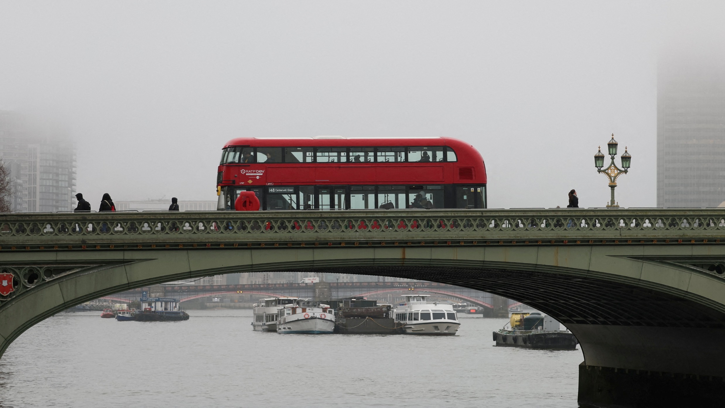 Royaume-Uni : un garçon de 14 ans meurt poignardé dans un bus londonien