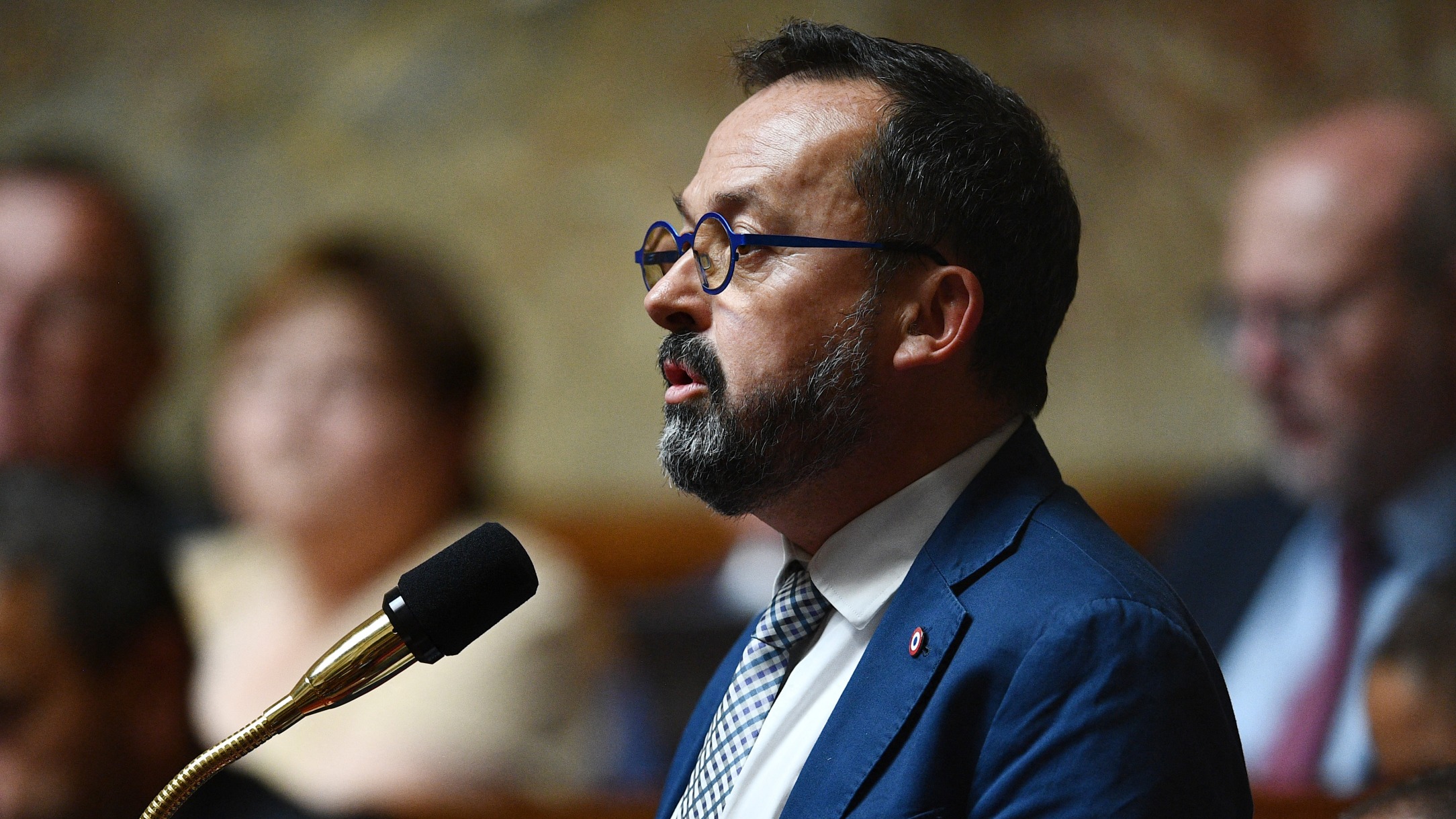 Épidémie de grippe : le ministre de la Santé appelle à remettre le masque dans les lieux confinés