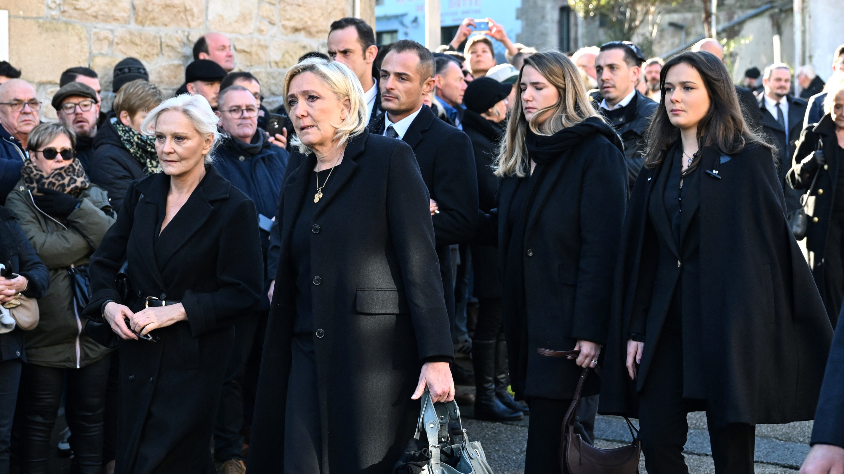 «Il n’était pas vraiment Le Pen lorsqu’il venait ici» : Jean-Marie Le Pen inhumé à La Trinité-sur-Mer, son port d’attache