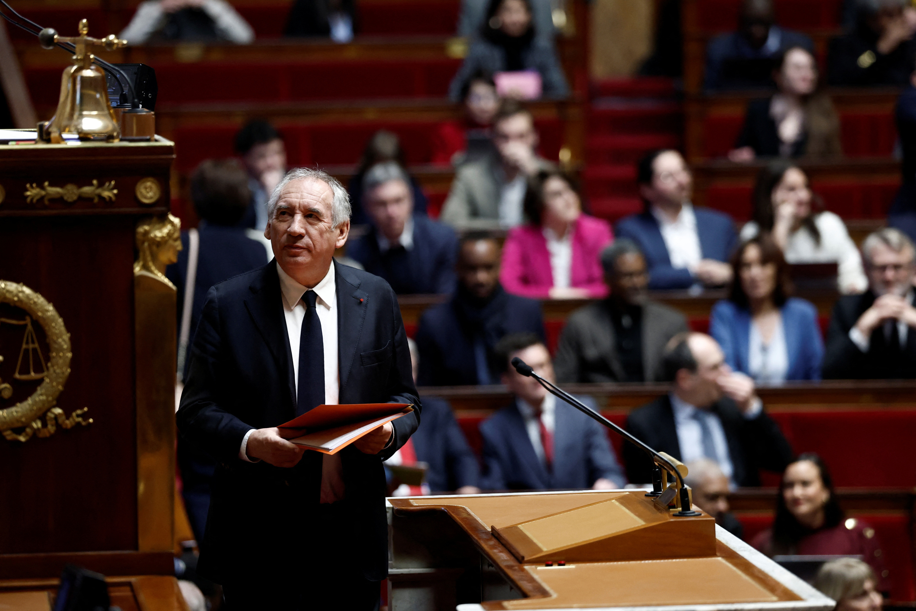 Pas de déremboursement des médicaments et des consultations, annonce François Bayrou