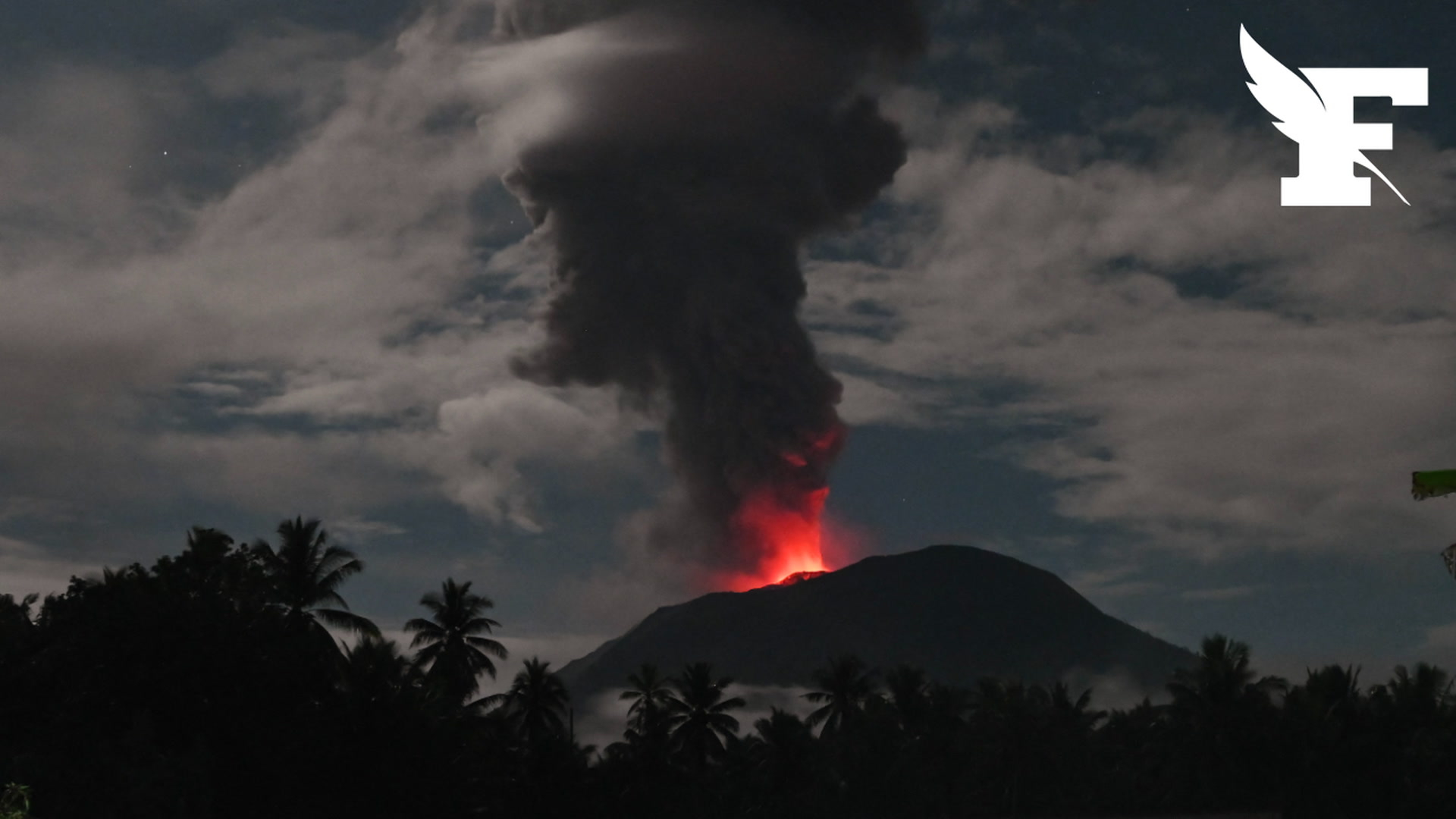 Indonésie : les images spectaculaires de l’éruption du volcan Ibu